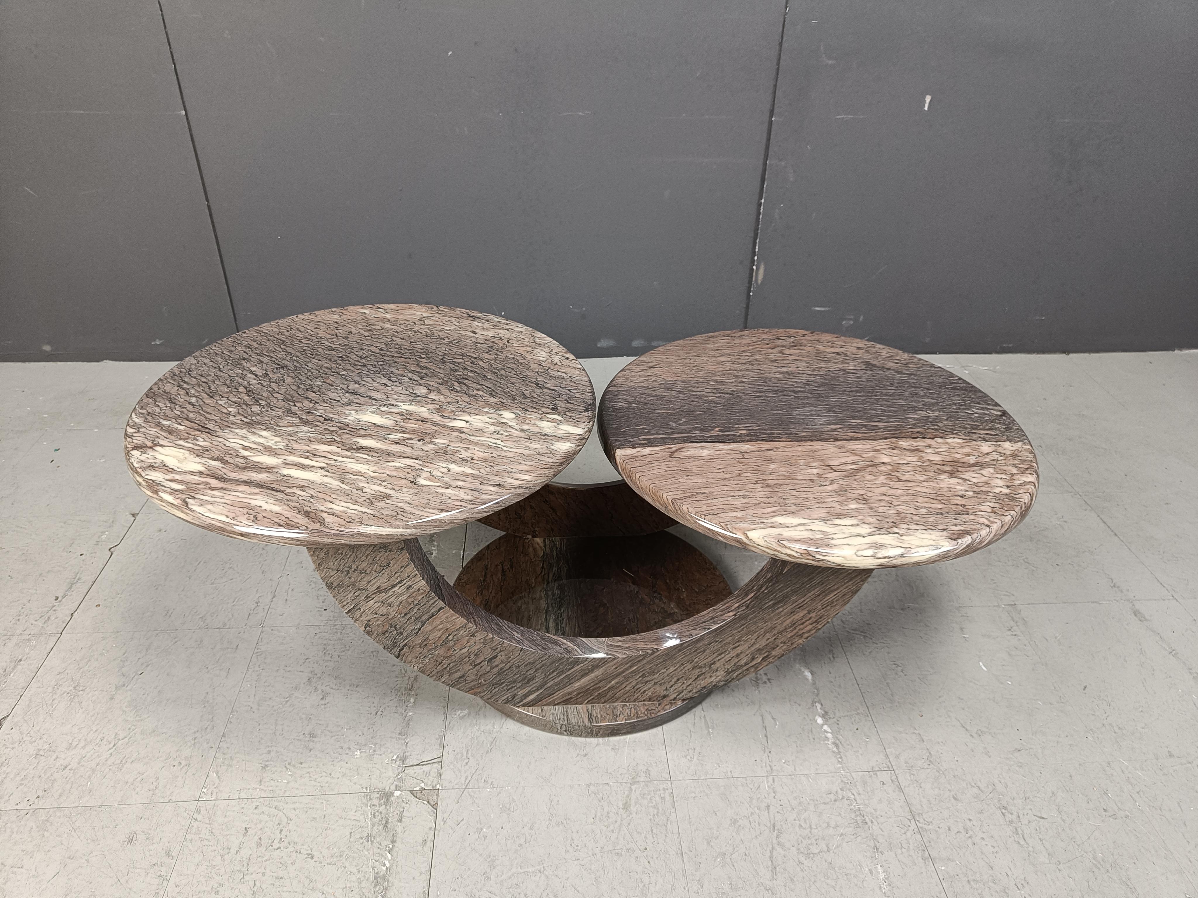 Tables basses intemporelles en marbre avec deux plateaux ronds.

Belle base arquée et jolies vaines naturelles dans la pierre.

Bon état.

Années 1970 - Italie

Dimensions :
Hauteur : 43cm
Largeur : 120cm
Profondeur : 60cm

Réf. : 25010404