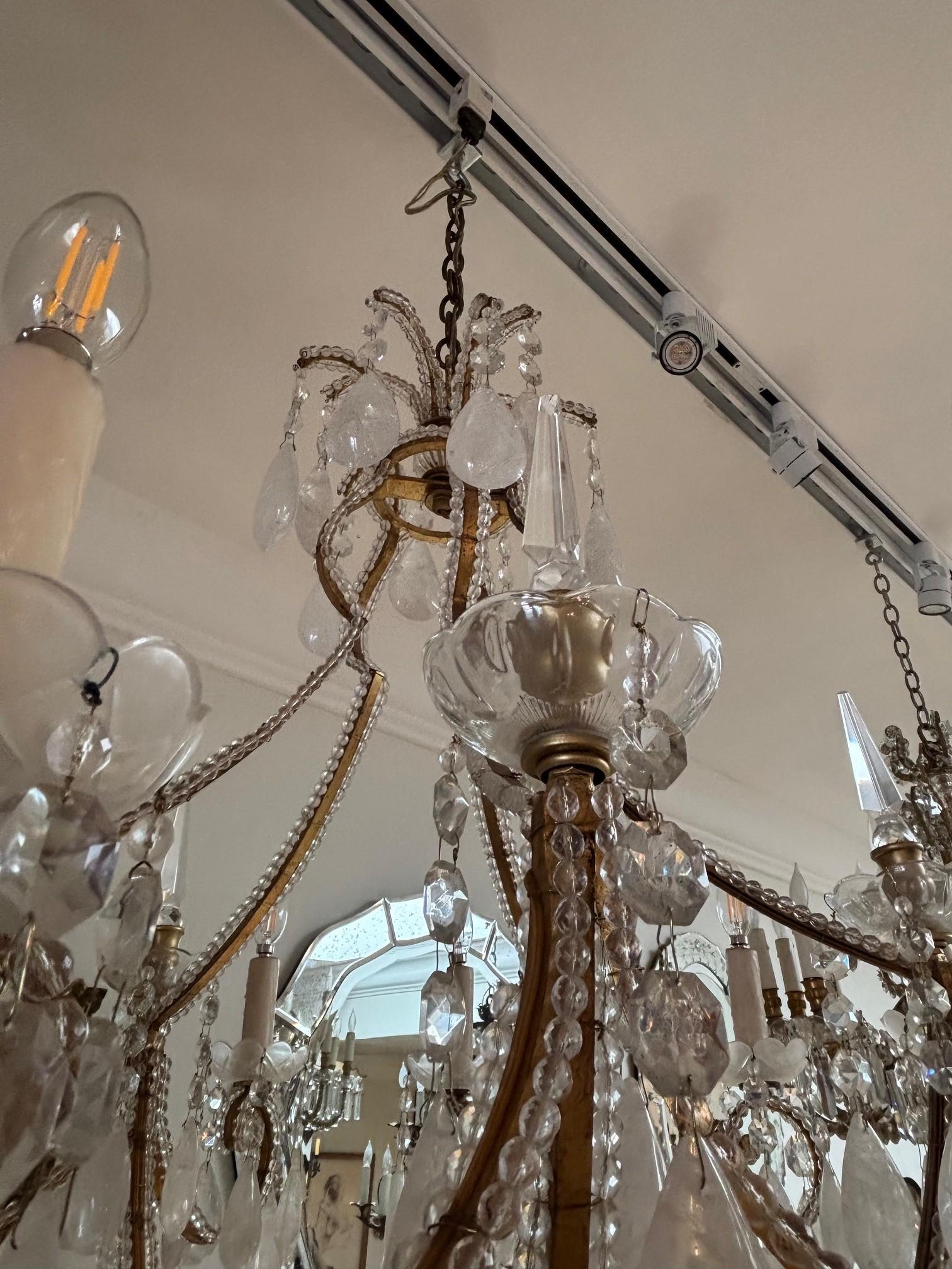 Lustre vintage à deux étages et dix lumières avec guirlande de perles de cristal et cadre Maria Theresa en vente 4