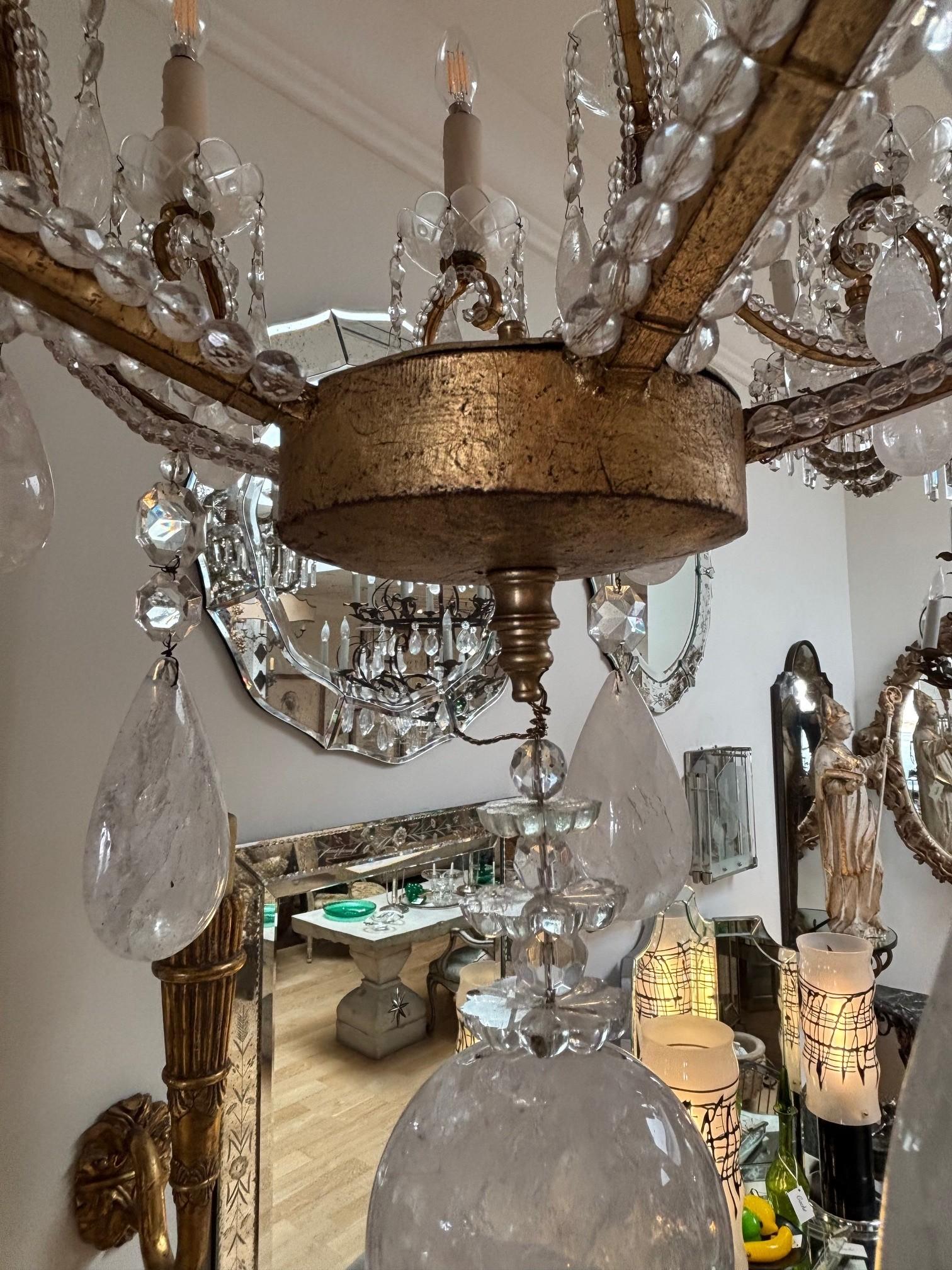 Vintage deux Tier Ten Light Crystal Beads Garland Iron Gilt Metal Frame Assortment of Rock and Clear Crystal Classic Maria Theresa Crystal Chandelier, each Light Bulb rest in Scalloped Bobache, Includes : Canopée et chaîne
Dimensions : 32