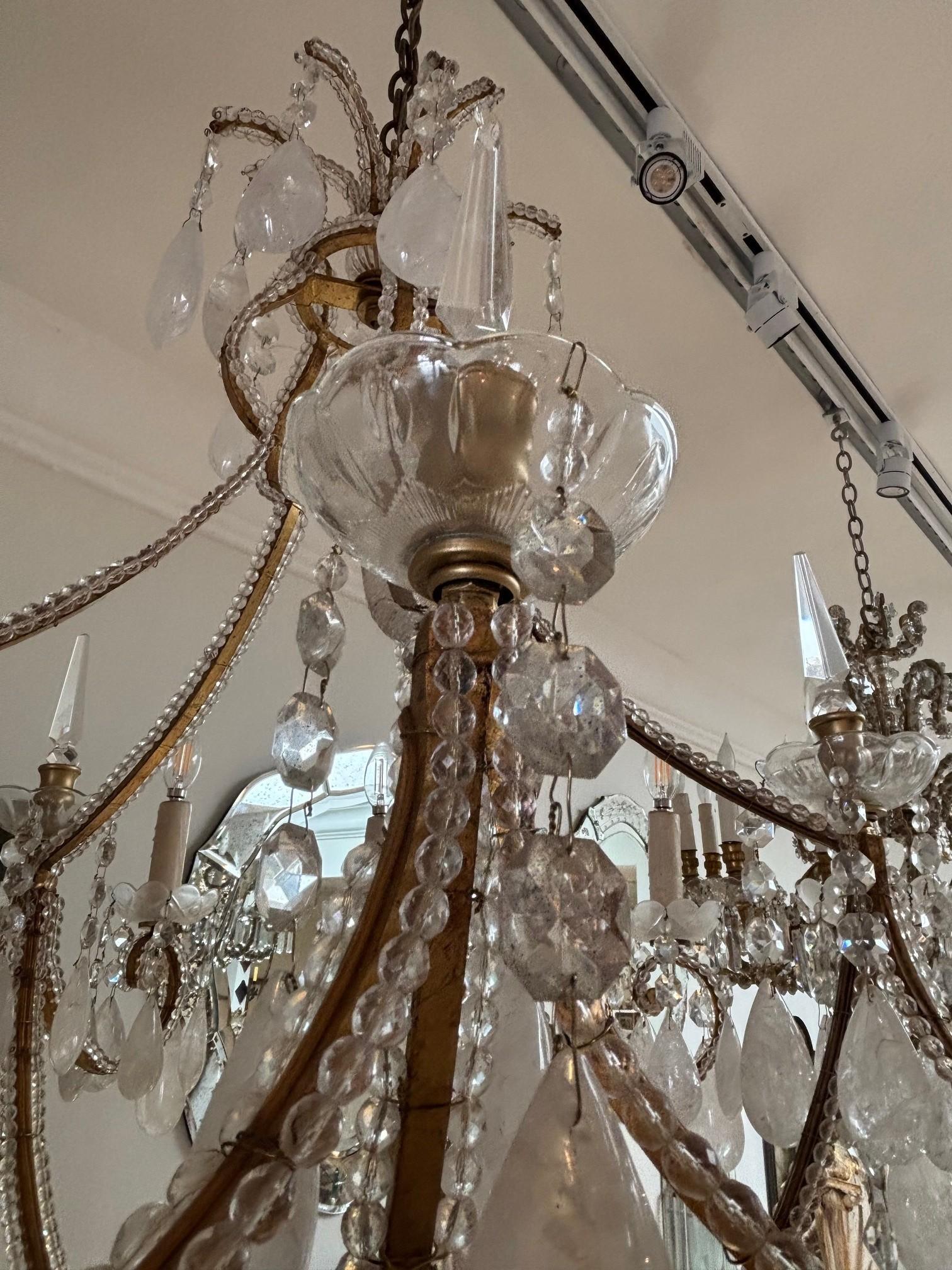 Laiton Lustre vintage à deux étages et dix lumières avec guirlande de perles de cristal et cadre Maria Theresa en vente