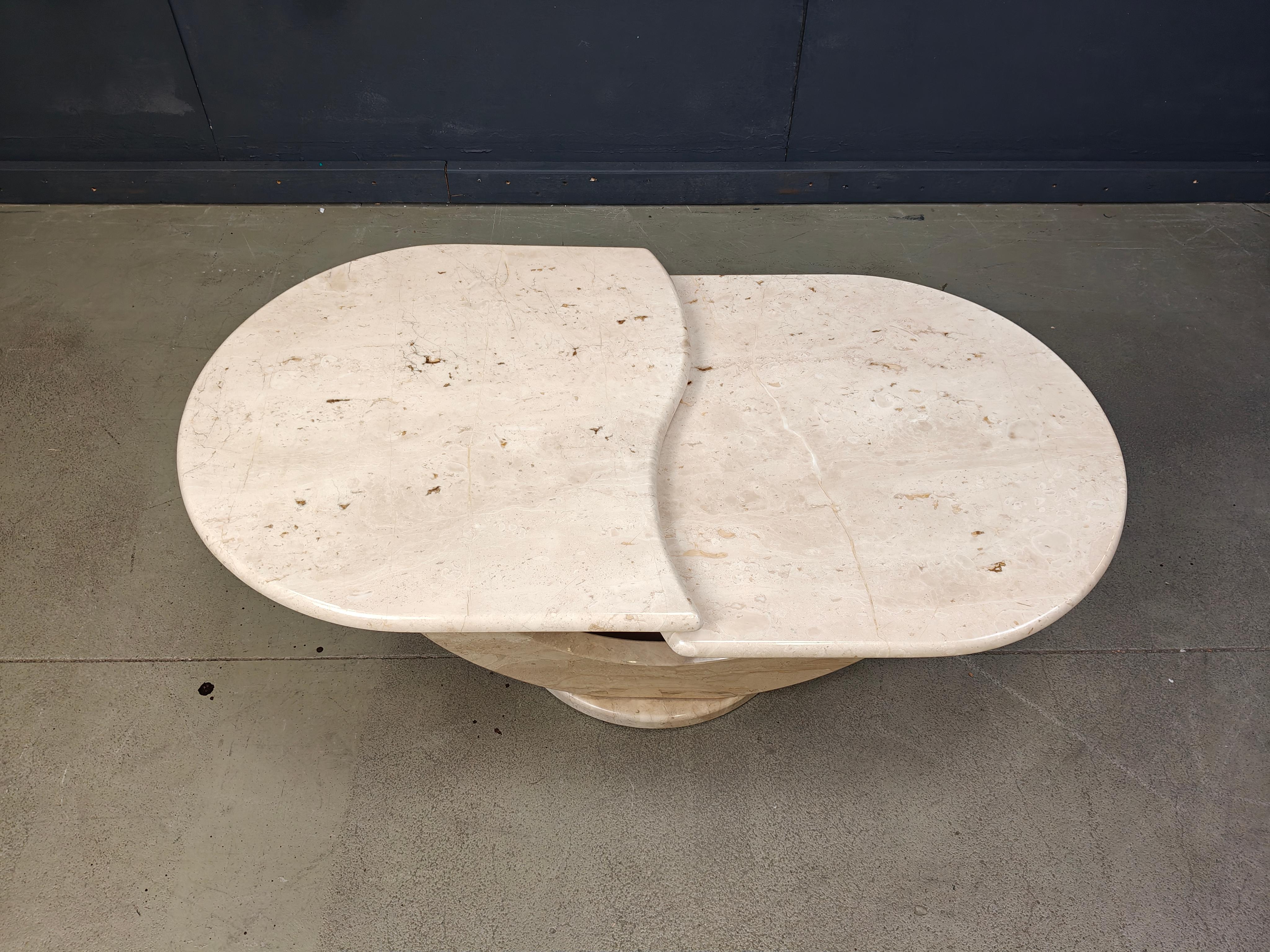 Timeless travertine coffee tables with two nicely shaped tops.

The tops can be turned around to create a different setup. 

Beautiful arched base.

Good condition.

1970s - Italy

Dimensions:
Height: 43cm/16.59