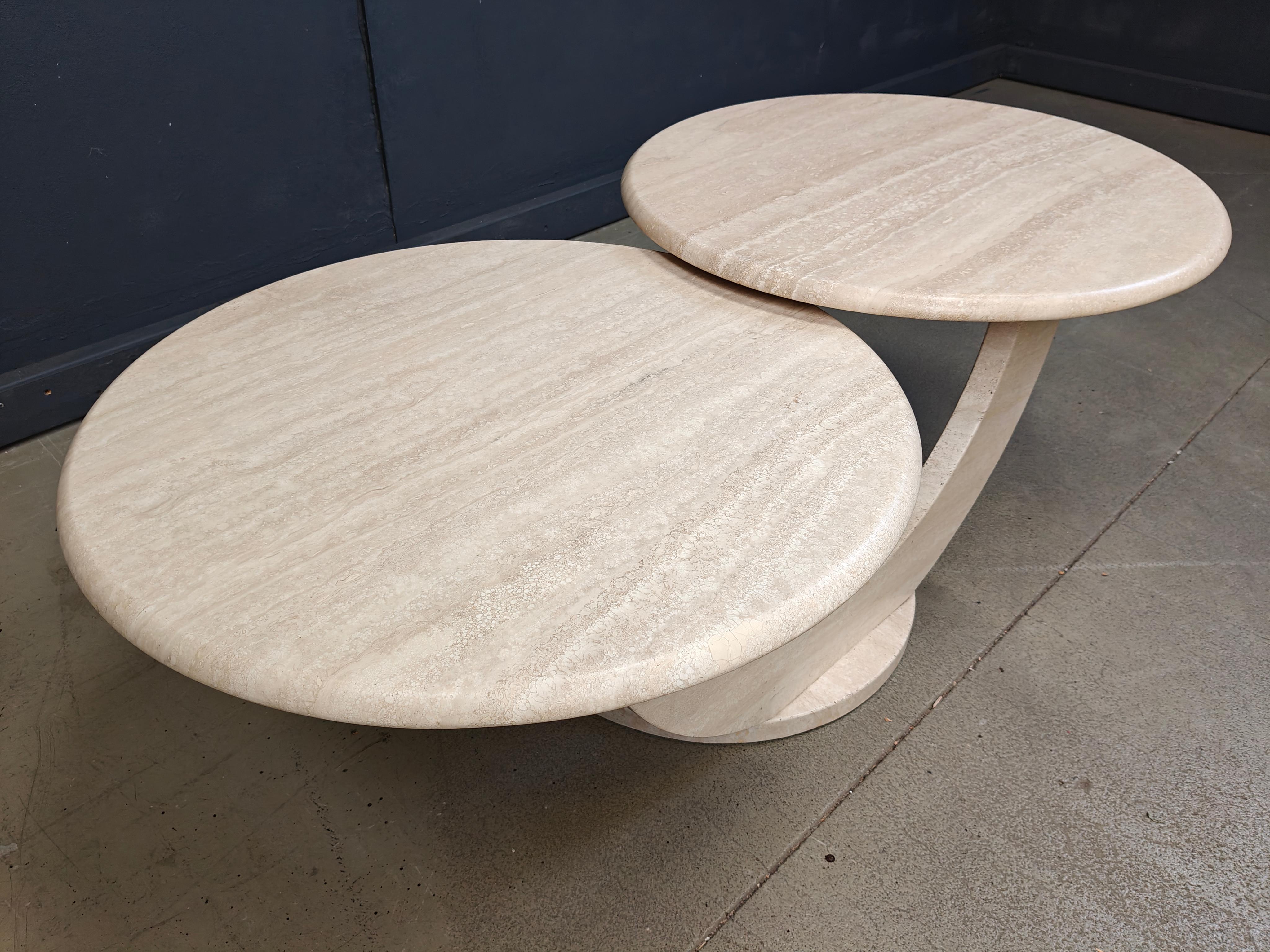 italien Table basse vintage à deux niveaux en travertin, années 1970 en vente