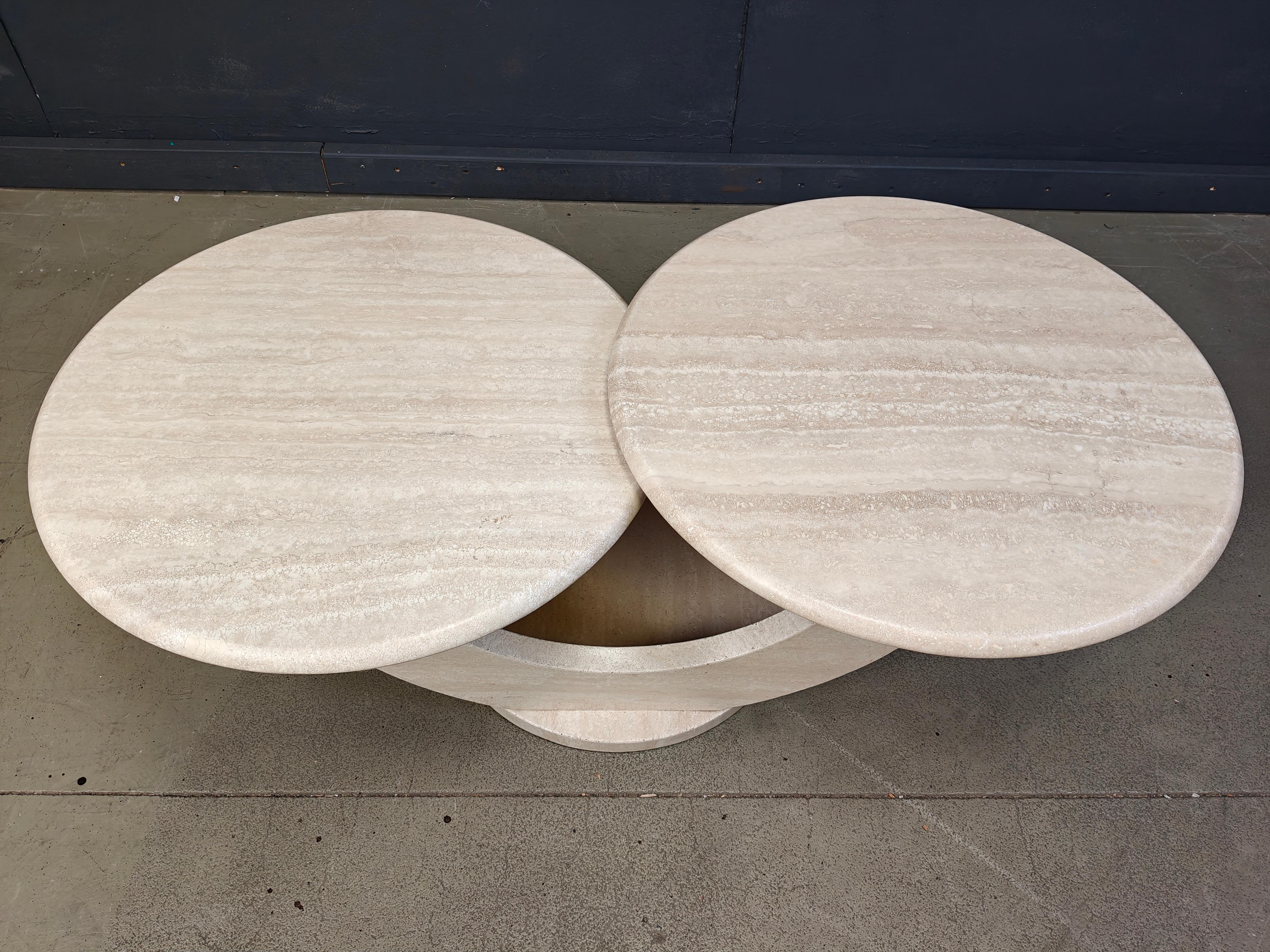 Table basse vintage à deux niveaux en travertin, années 1970 en vente 2