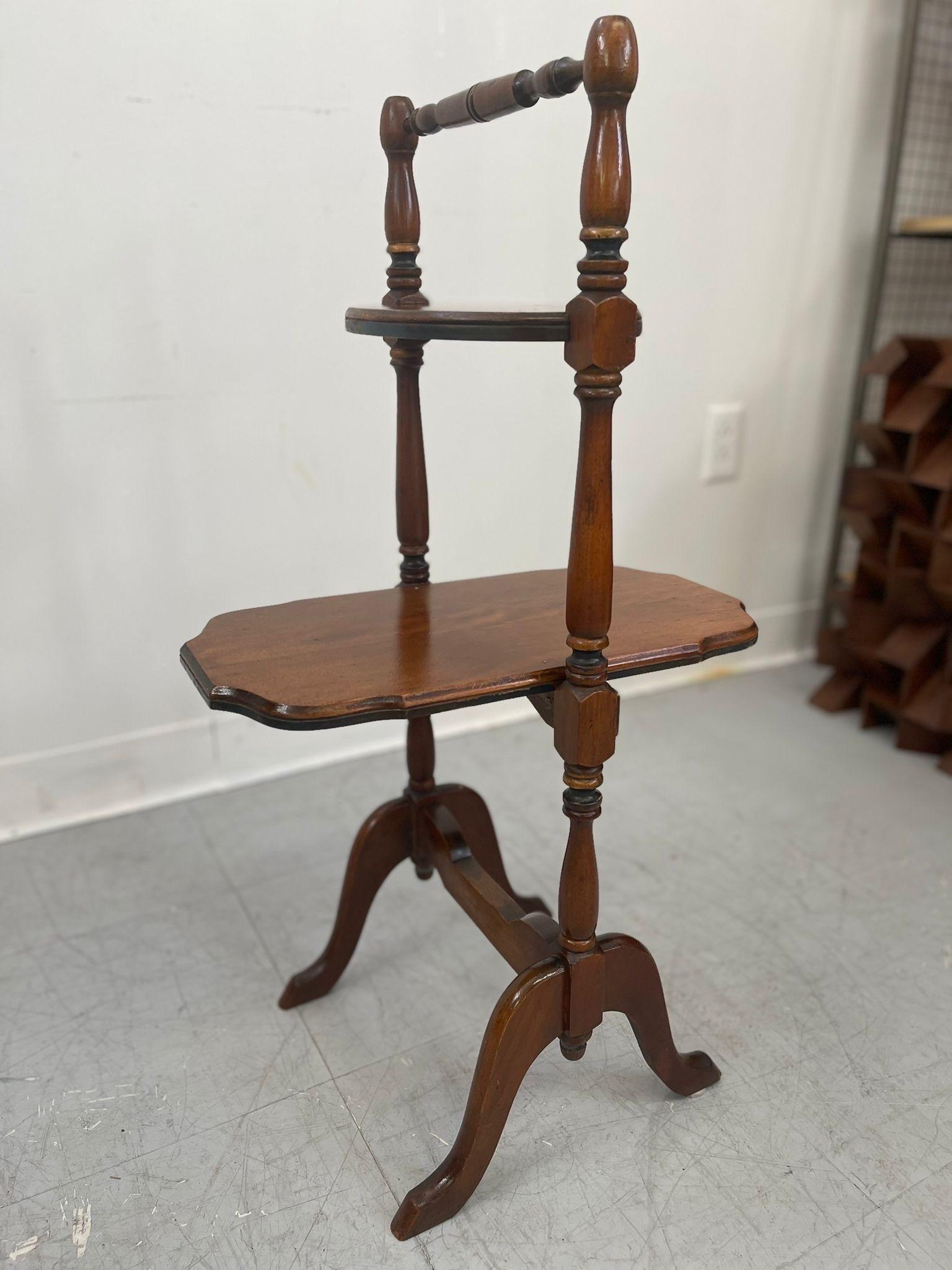 Mid-Century Modern Table d'appoint vintage à deux niveaux avec pieds sculptés. en vente