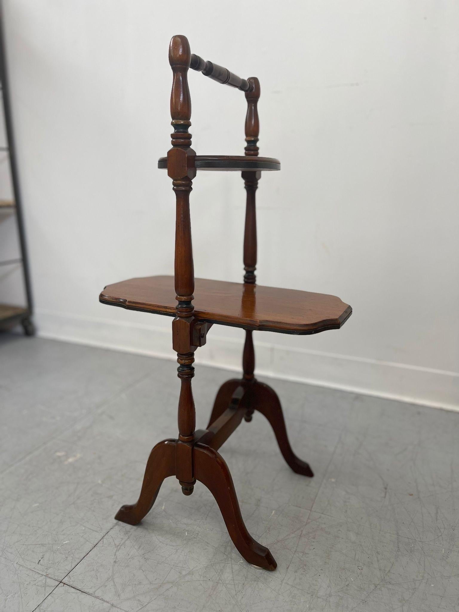 Vintage Two Tiered Side Table With Carved Legs. In Good Condition For Sale In Seattle, WA