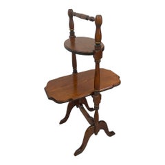 Table d'appoint vintage à deux niveaux avec pieds sculptés.