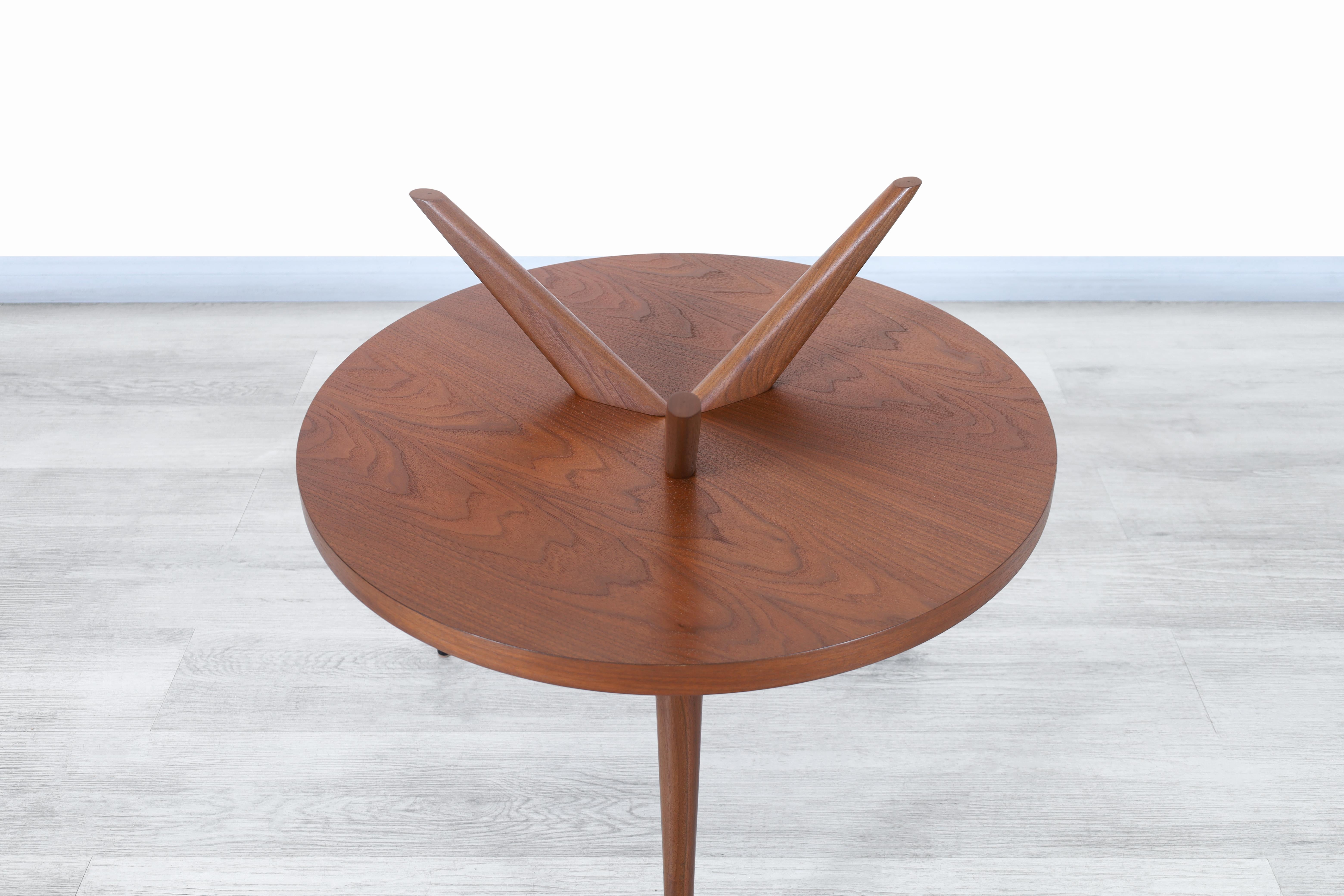 Zweistöckiger Tripod-Tisch aus Nussbaum und Glas (Mitte des 20. Jahrhunderts) im Angebot
