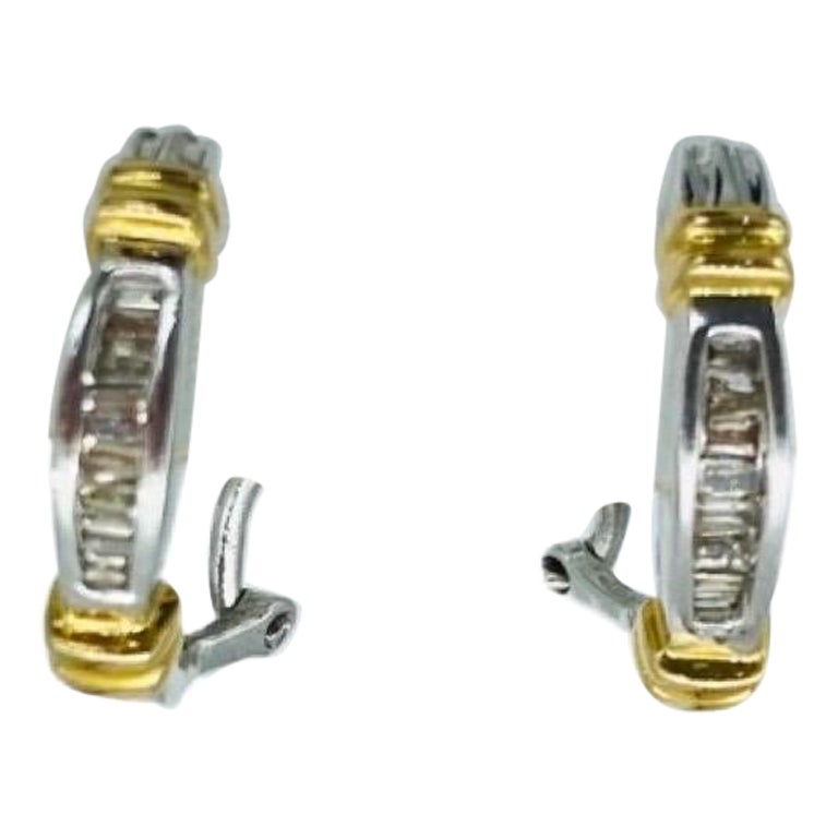 Zweifarbige Huggies-Ohrringe aus 14k Gold mit 0,50 Karat Baguette-Diamanten im Vintage-Stil