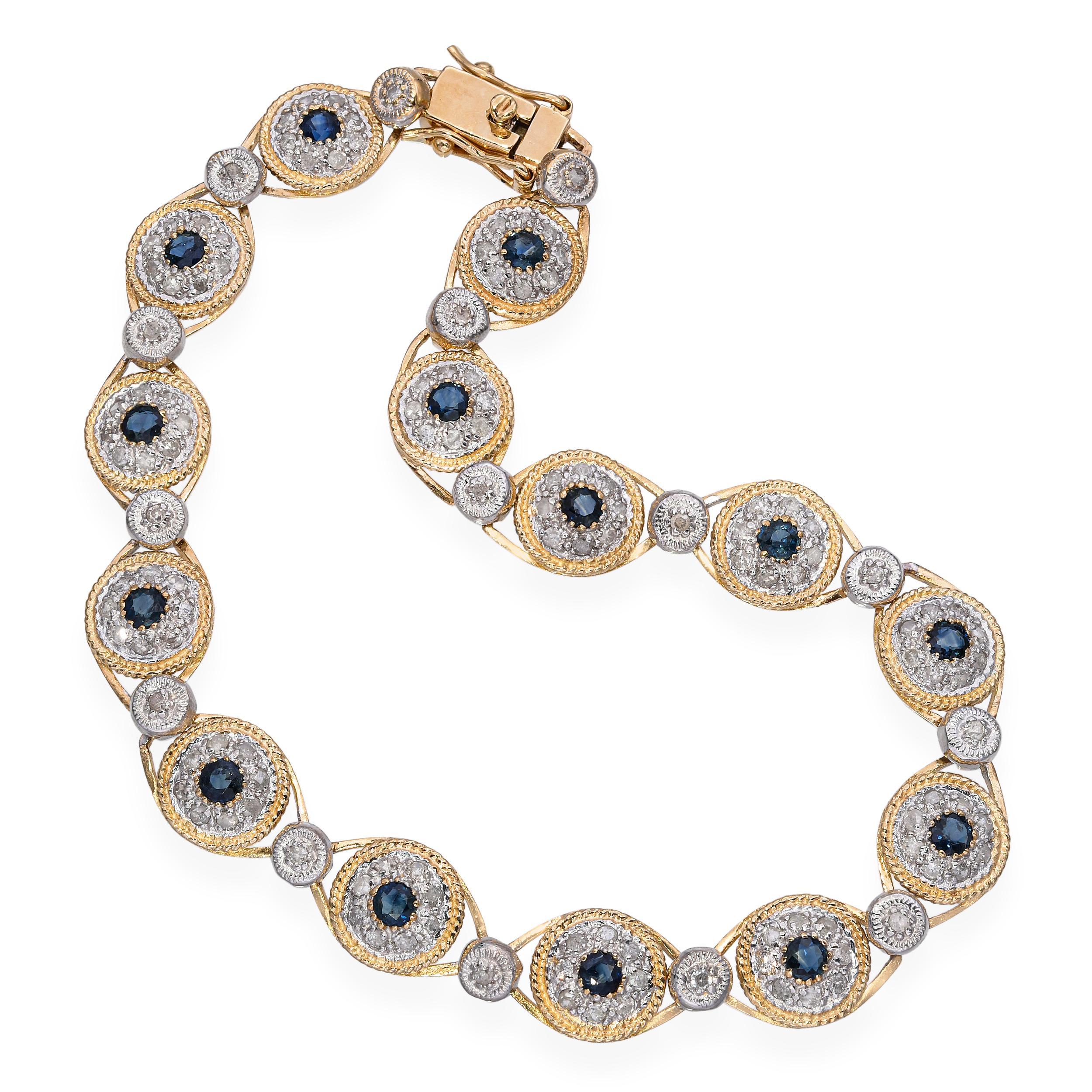 Ce bracelet vintage en or bicolore présente une élégante alternance de maillons sertis de diamants étincelants et de saphirs bleus éclatants. Les tons chauds de l'or jaune et froids de l'or blanc créent un contraste sophistiqué qui rehausse l'éclat