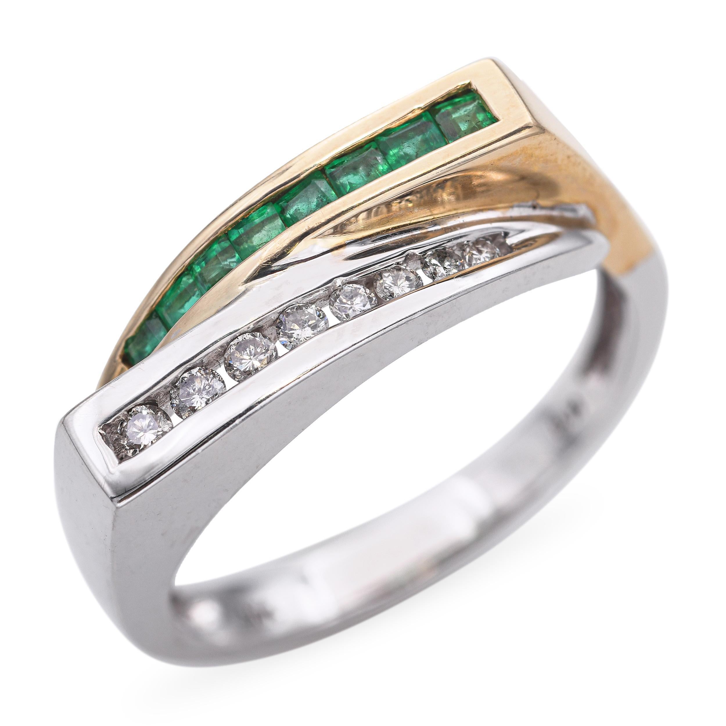 Cette bague bypass vintage présente un design dynamique en or 14k bicolore, l'or jaune et l'or blanc s'entrelaçant élégamment. Au centre, des émeraudes d'un vert éclatant sont encadrées par des diamants étincelants, créant un contraste saisissant.