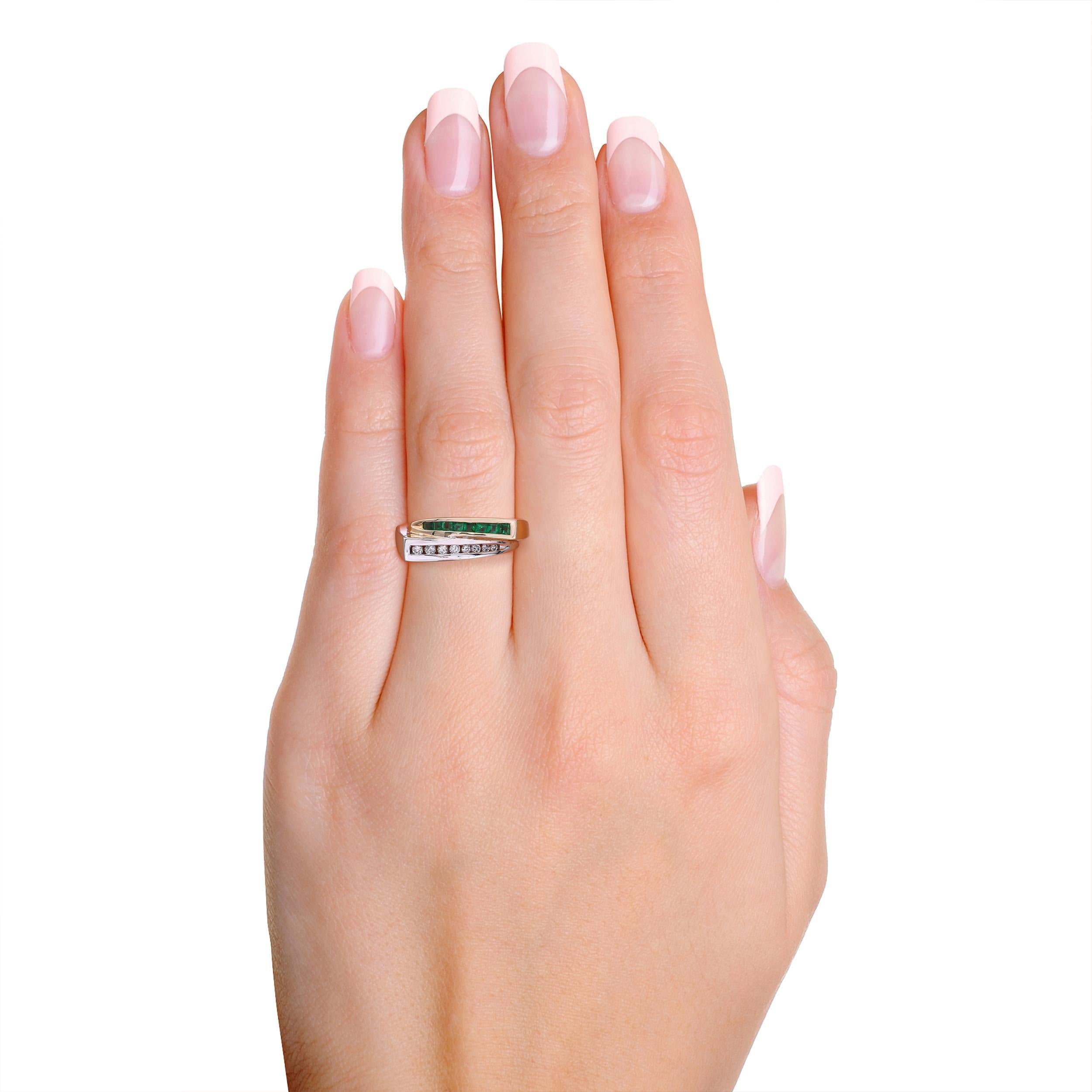 Taille ronde Bague bypass vintage en or 14k bicolore avec diamants et émeraudes en vente