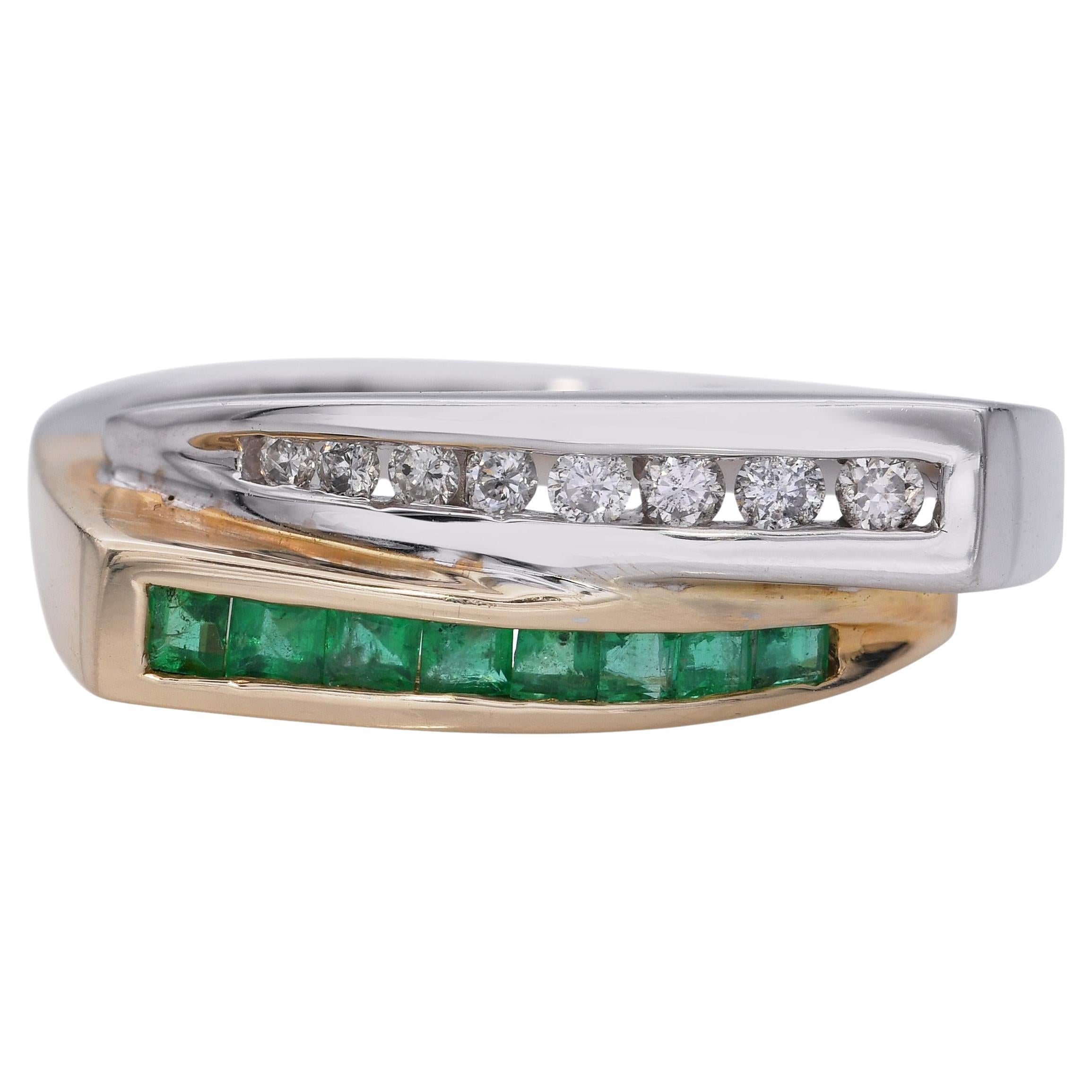 Bague bypass vintage en or 14k bicolore avec diamants et émeraudes en vente