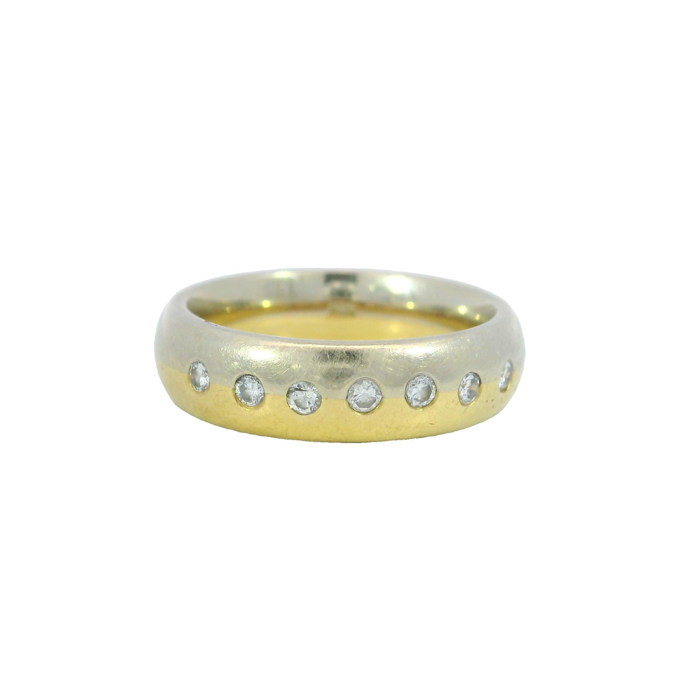 Anello bicolore d'epoca con diamanti in oro bianco e giallo 18 carati, misura 7 

Questo elegante anello a fascia presenta una serie di diamanti a taglio rotondo per un totale di circa 0,21 carati, ognuno dei quali è stato accuratamente posizionato