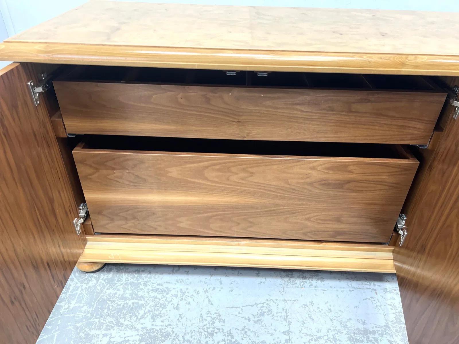 Credenza Vintage De Madera De Burl En Dos Tonos Con Pies De Conejo en venta 3