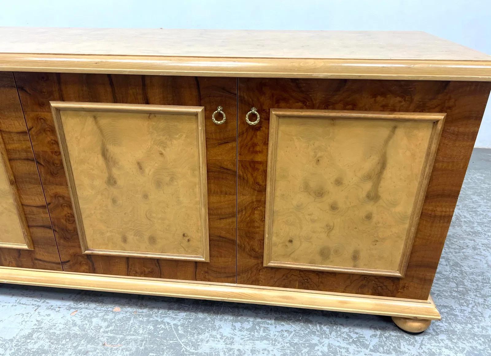 Credenza Vintage De Madera De Burl En Dos Tonos Con Pies De Conejo Estadounidense en venta
