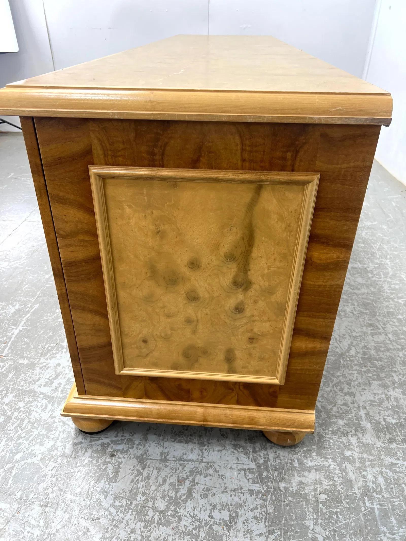 Credenza Vintage De Madera De Burl En Dos Tonos Con Pies De Conejo en Bueno estado para la venta en Elkton, MD