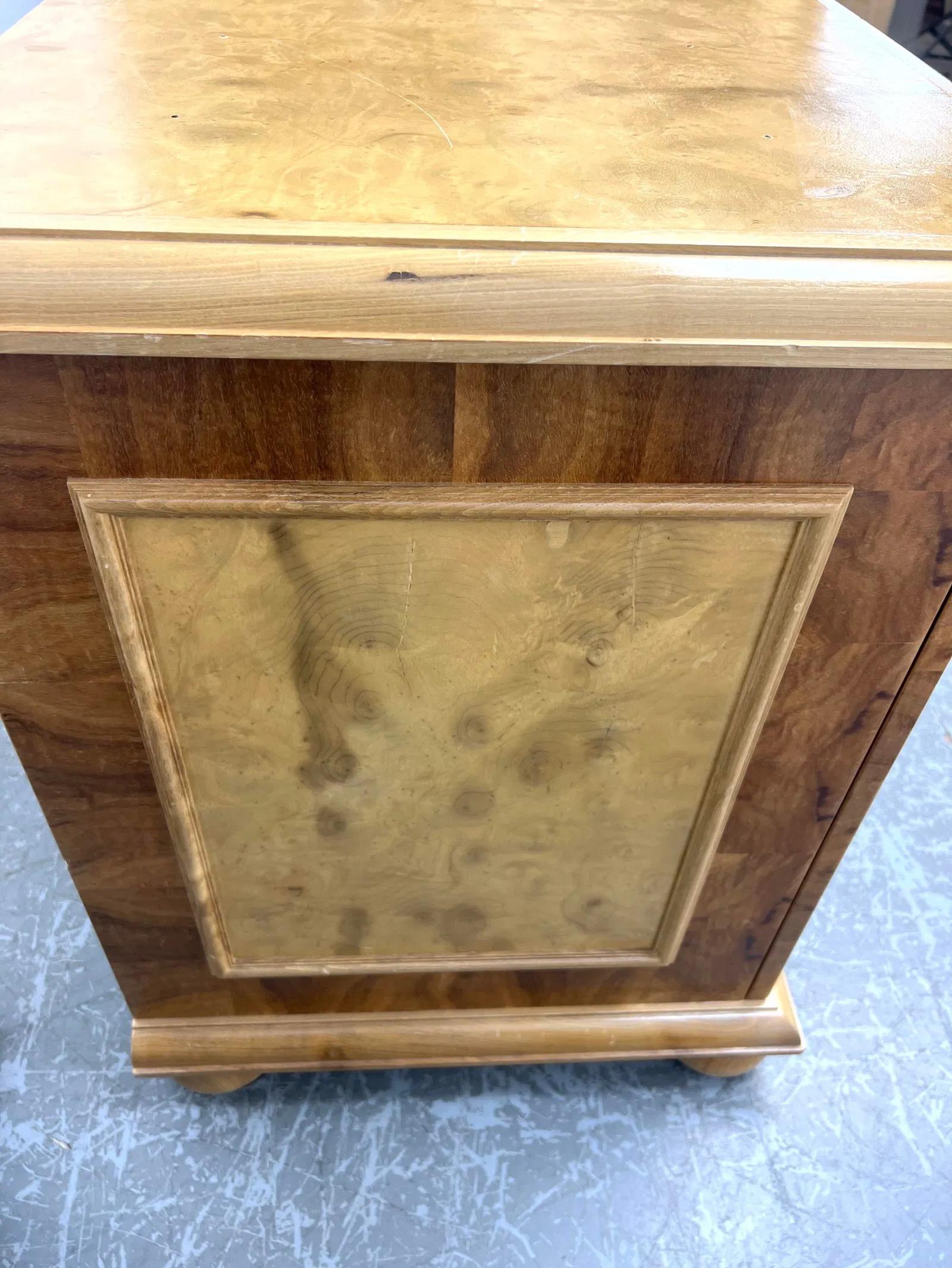 Credenza Vintage De Madera De Burl En Dos Tonos Con Pies De Conejo siglo XX en venta