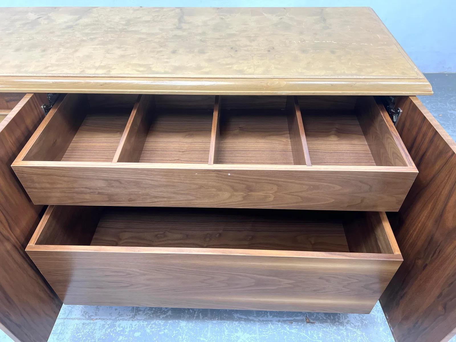 Credenza Vintage De Madera De Burl En Dos Tonos Con Pies De Conejo Cromo en venta