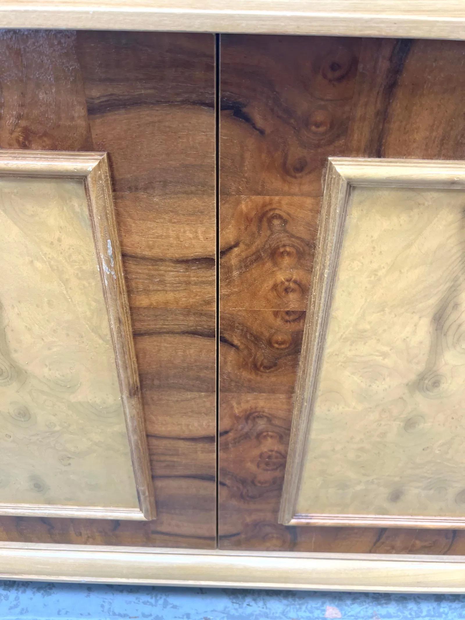 Credenza Vintage De Madera De Burl En Dos Tonos Con Pies De Conejo en venta 2