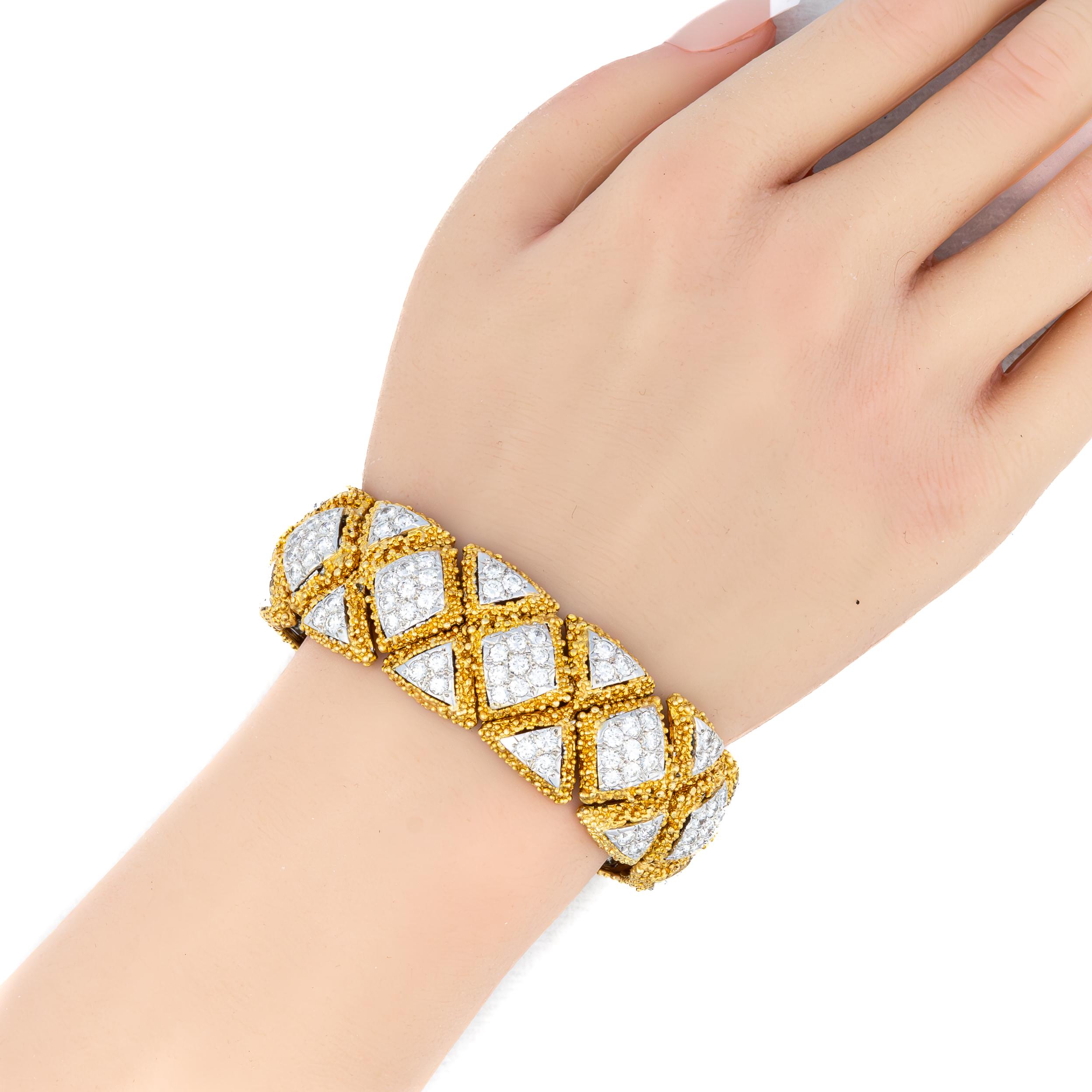 Vintage Zwei-Ton-Gold und Diamant-Armreif Armband

Beschreibung:
Ein auffallend kühnes und luxuriöses zweifarbiges Armband, das in Gelb- und Weißgold gefertigt ist. Das geometrische Design ist mit filigranen Strukturen verziert und mit ca. 10 Karat