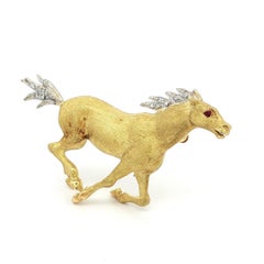 Broche vintage de oro bicolor con diamantes y ojos de rubí Caballo galopante en carrera