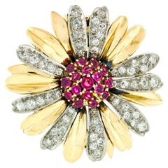 Alfiler broche flor de margarita de oro de dos tonos vintage con racimo de rubíes y capas de diamantes