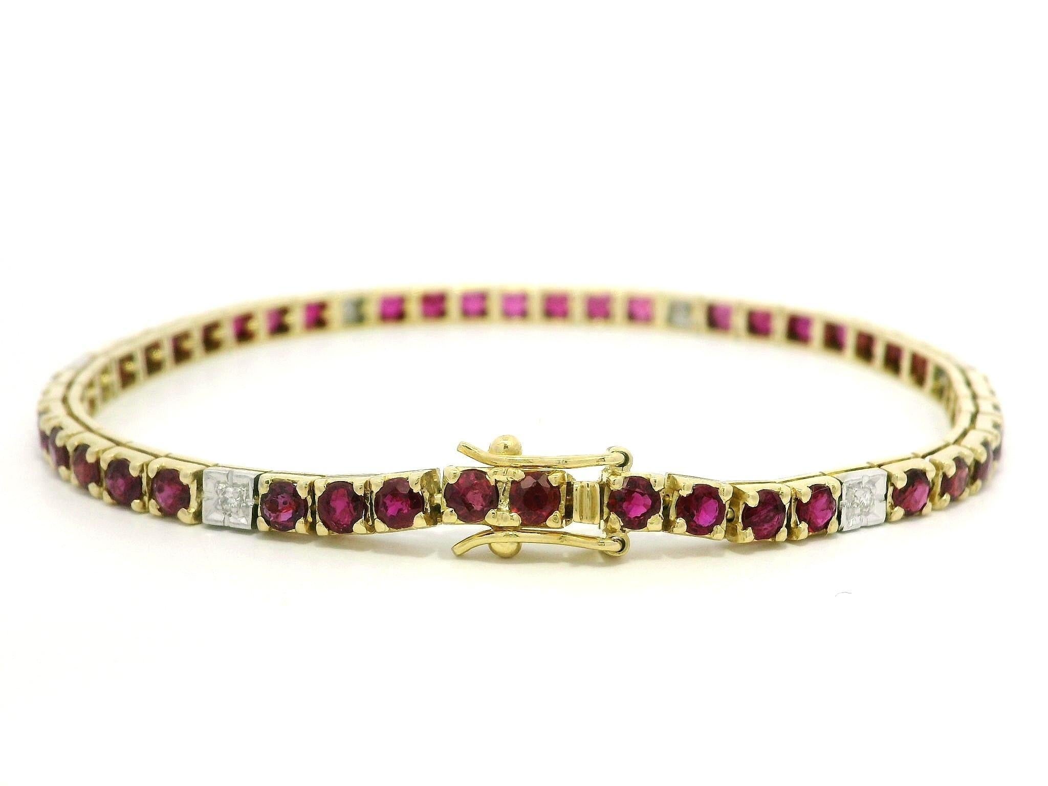 Vintage Two Tone Gold Vivid Red Round Ruby Diamond Stations Line Tennisarmband (Rundschliff) im Angebot