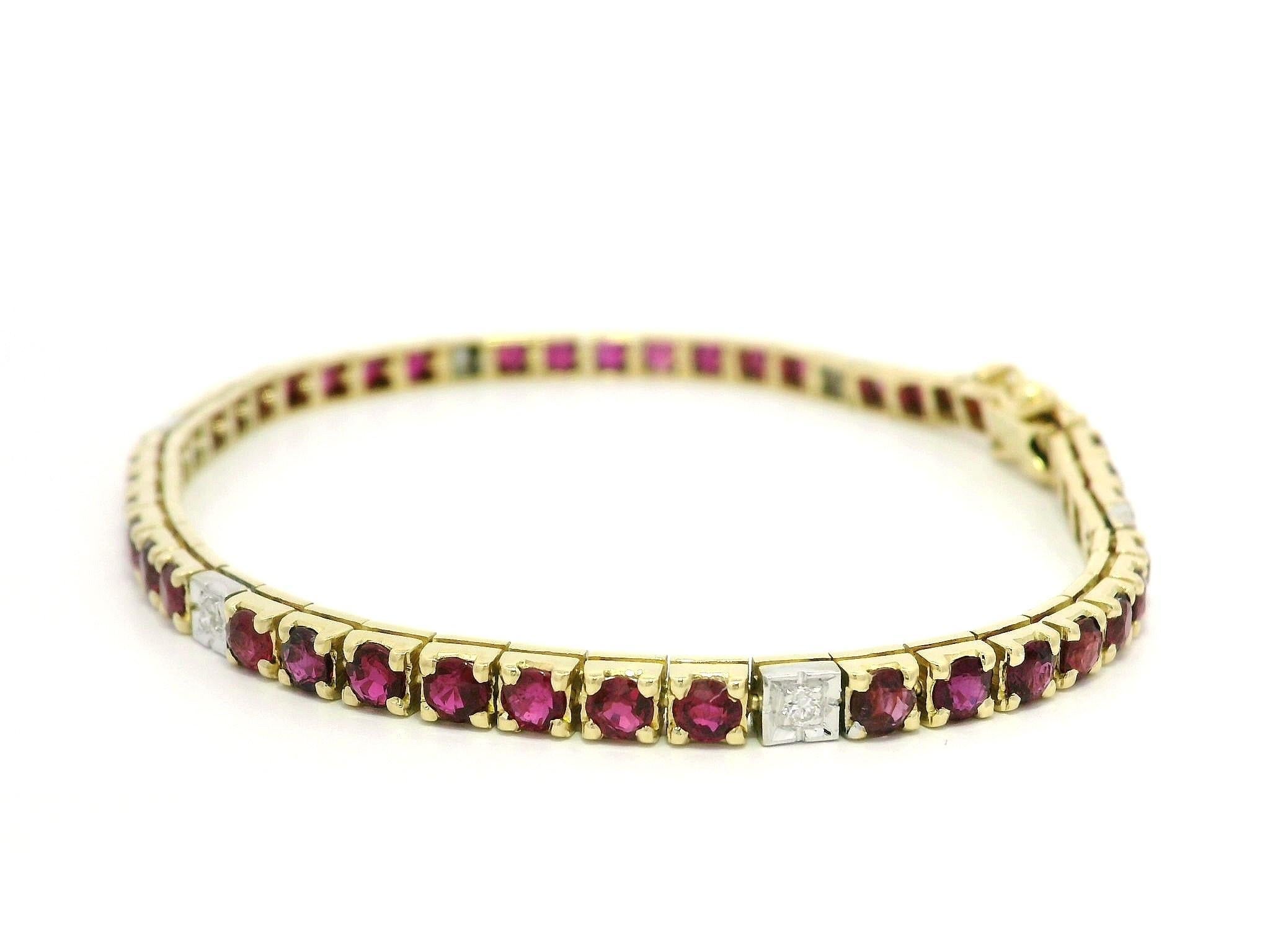 Vintage Two Tone Gold Vivid Red Round Ruby Diamond Stations Line Tennisarmband im Zustand „Hervorragend“ im Angebot in Montclair, NJ