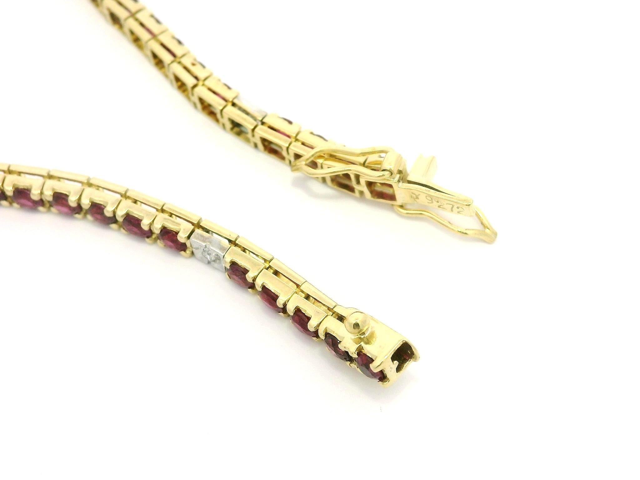 Vintage Two Tone Gold Vivid Red Round Ruby Diamond Stations Line Tennisarmband Damen im Angebot