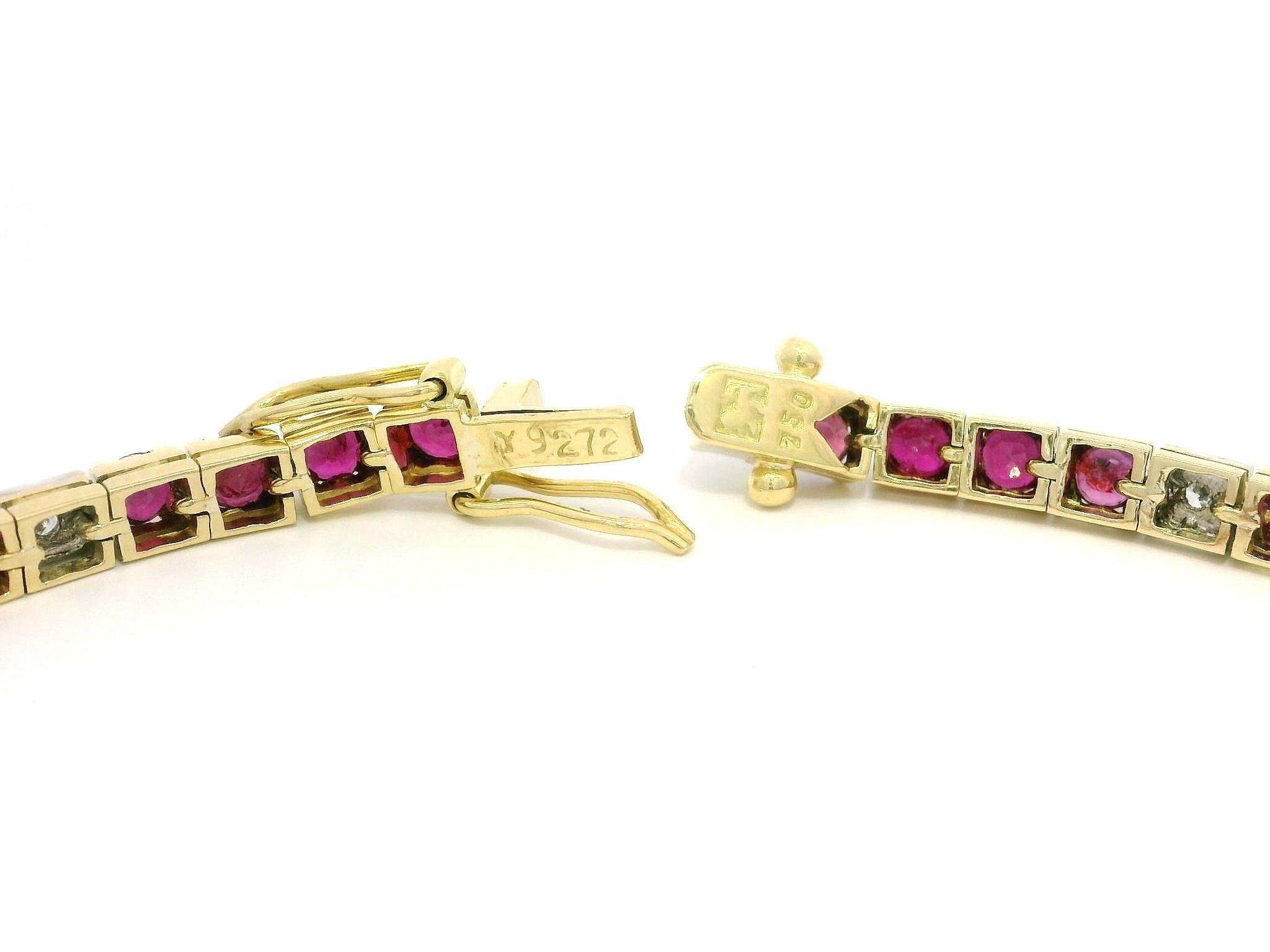 Vintage Two Tone Gold Vivid Red Round Ruby Diamond Stations Line Tennisarmband im Angebot 1
