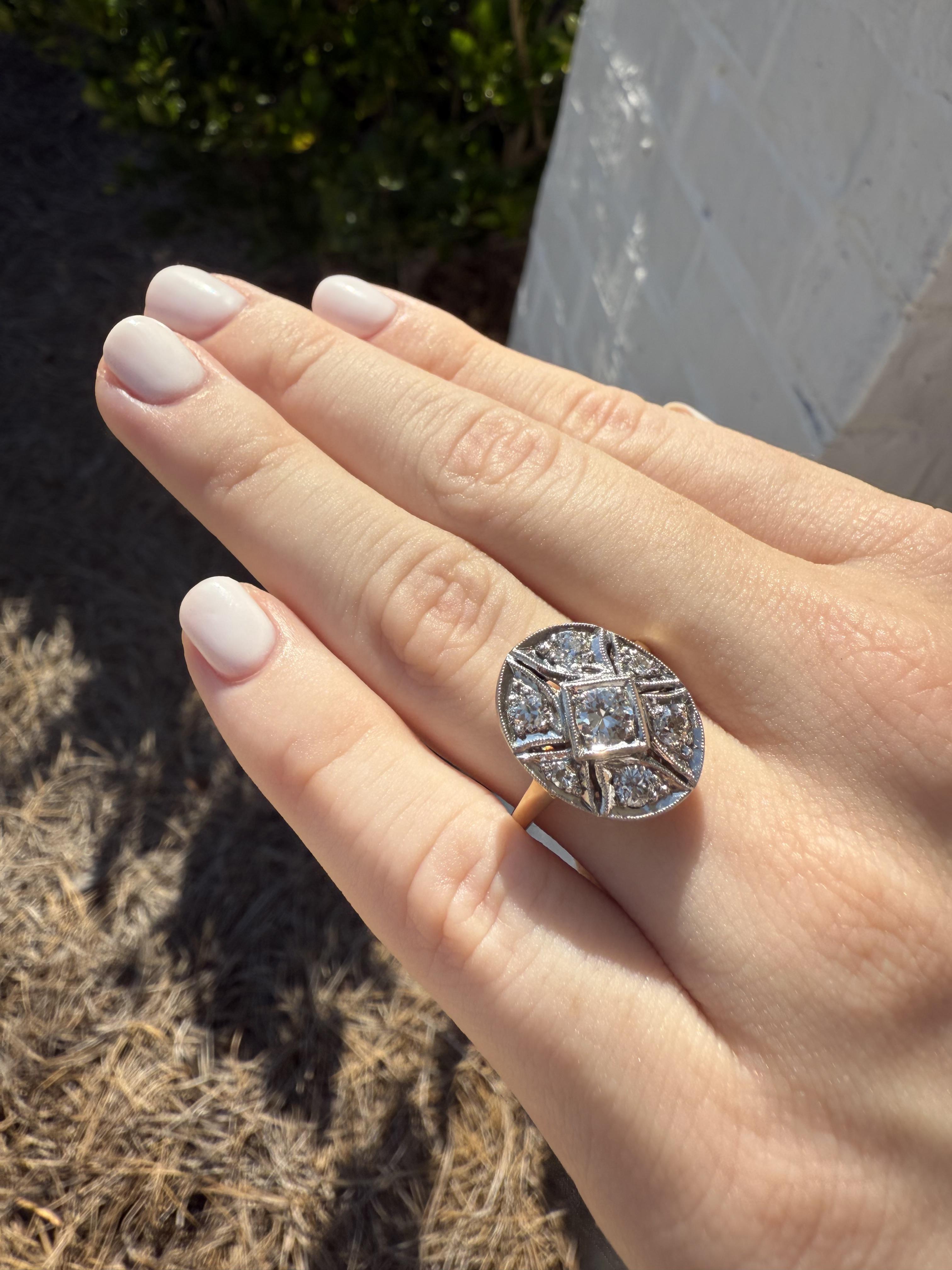 Nous adorons cette beauté vintage !
Whiting pr�ésente une tige en or jaune et une tête en or blanc.

Détails de l'anneau
MATERIAL : Or jaune et blanc 14K
Époque : Rétro 1940 - 1960
Longueur de la tête : 17,6 mm
Largeur de la tête : 13,6 mm
Hauteur de