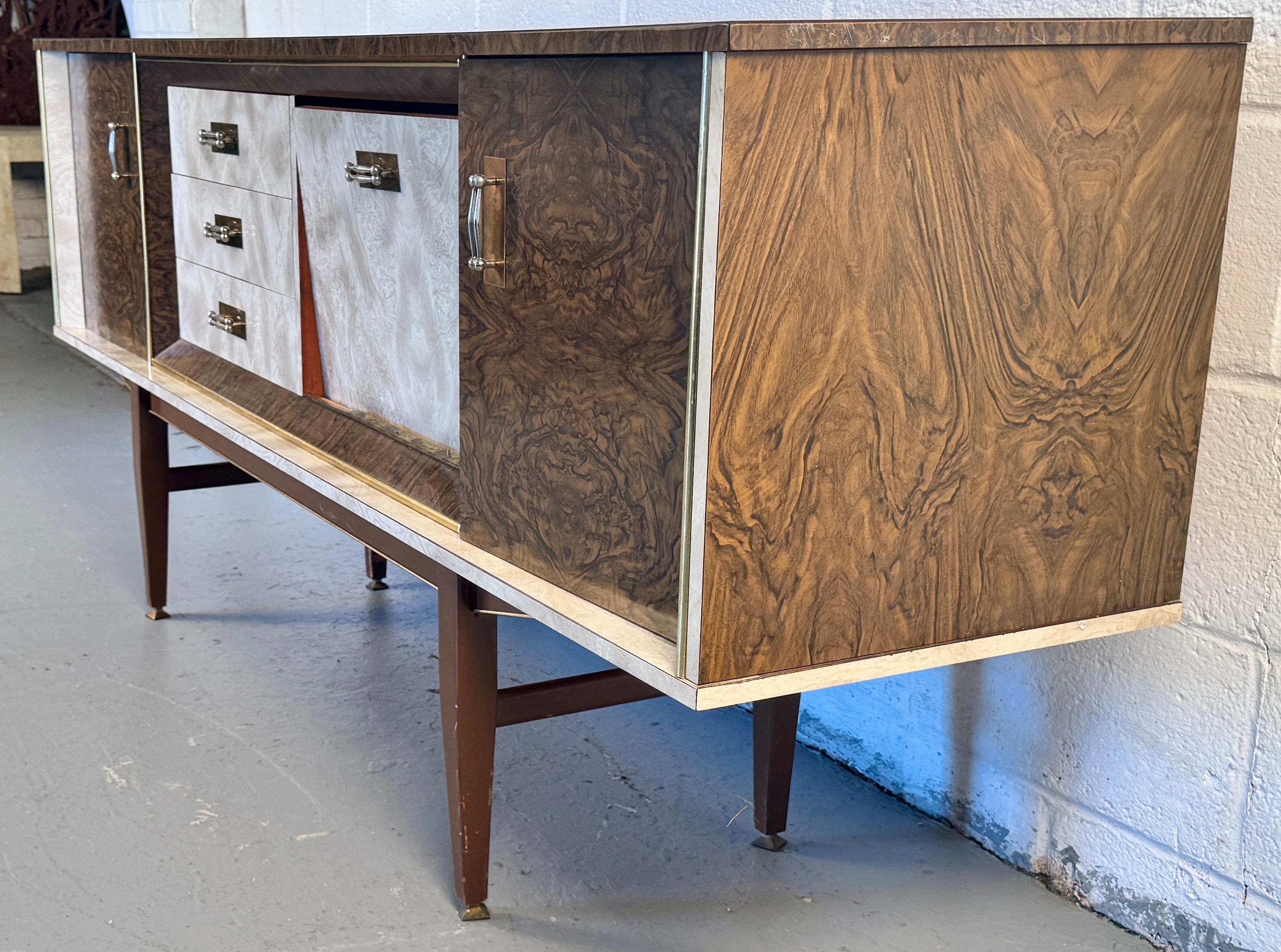Verleihen Sie Ihrem Raum kühnen Retro-Glamour mit dieser atemberaubenden, äußerst seltenen Vintage-Credenza von Beautility, einem auffallenden Beispiel für britisches Design aus der Mitte des Jahrhunderts in seiner verspieltesten und raffiniertesten