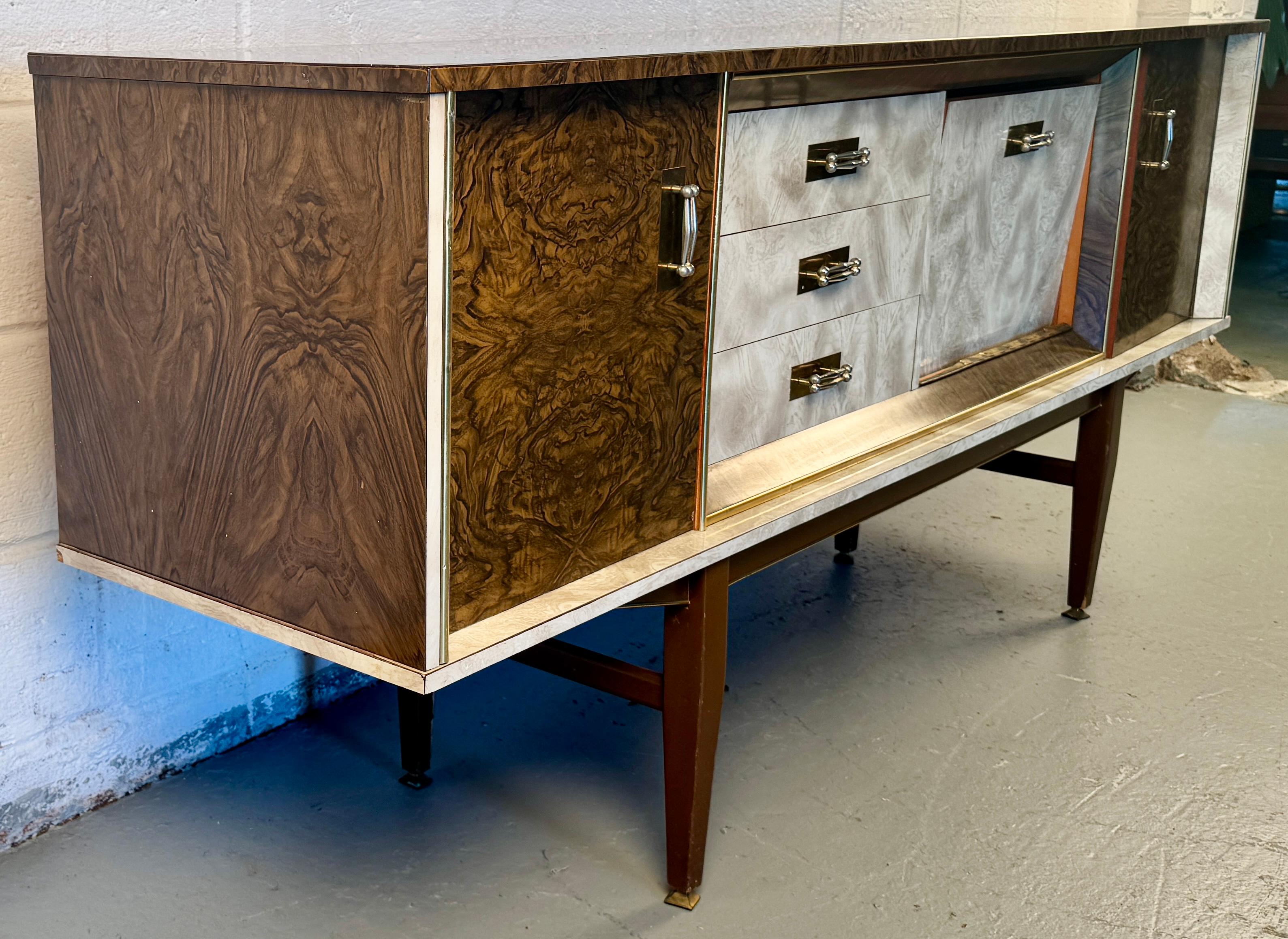 Zweifarbige Vintage-Credenza aus Formica von Beautility (Moderne der Mitte des Jahrhunderts) im Angebot