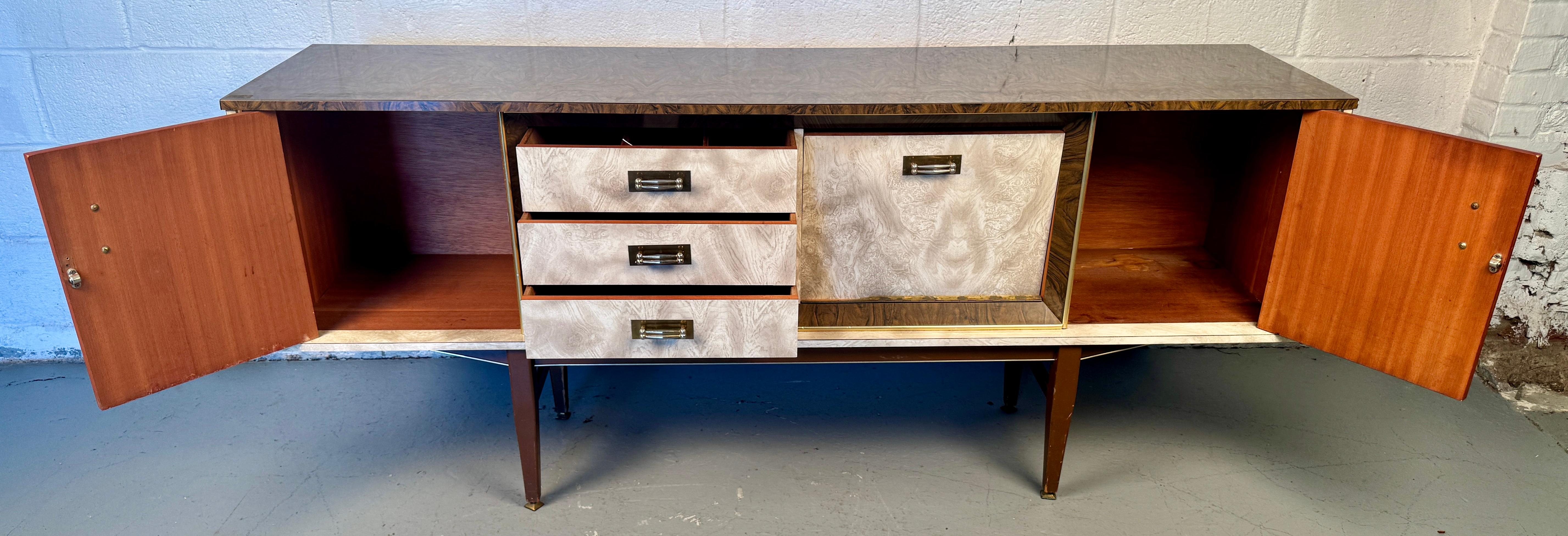 Zweifarbige Vintage-Credenza aus Formica von Beautility im Zustand „Gut“ im Angebot in Brooklyn, NY