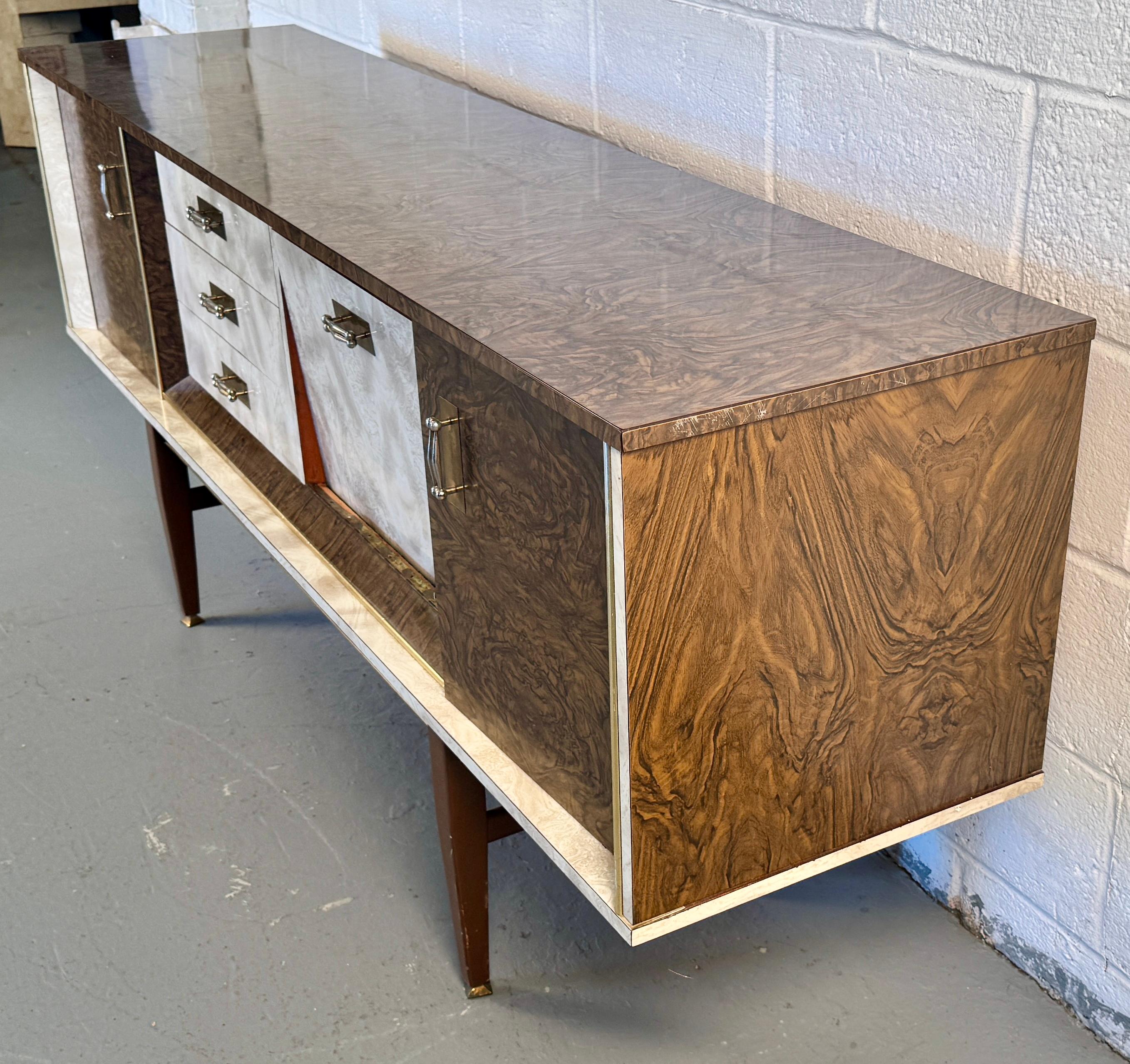 Zweifarbige Vintage-Credenza aus Formica von Beautility im Angebot 2
