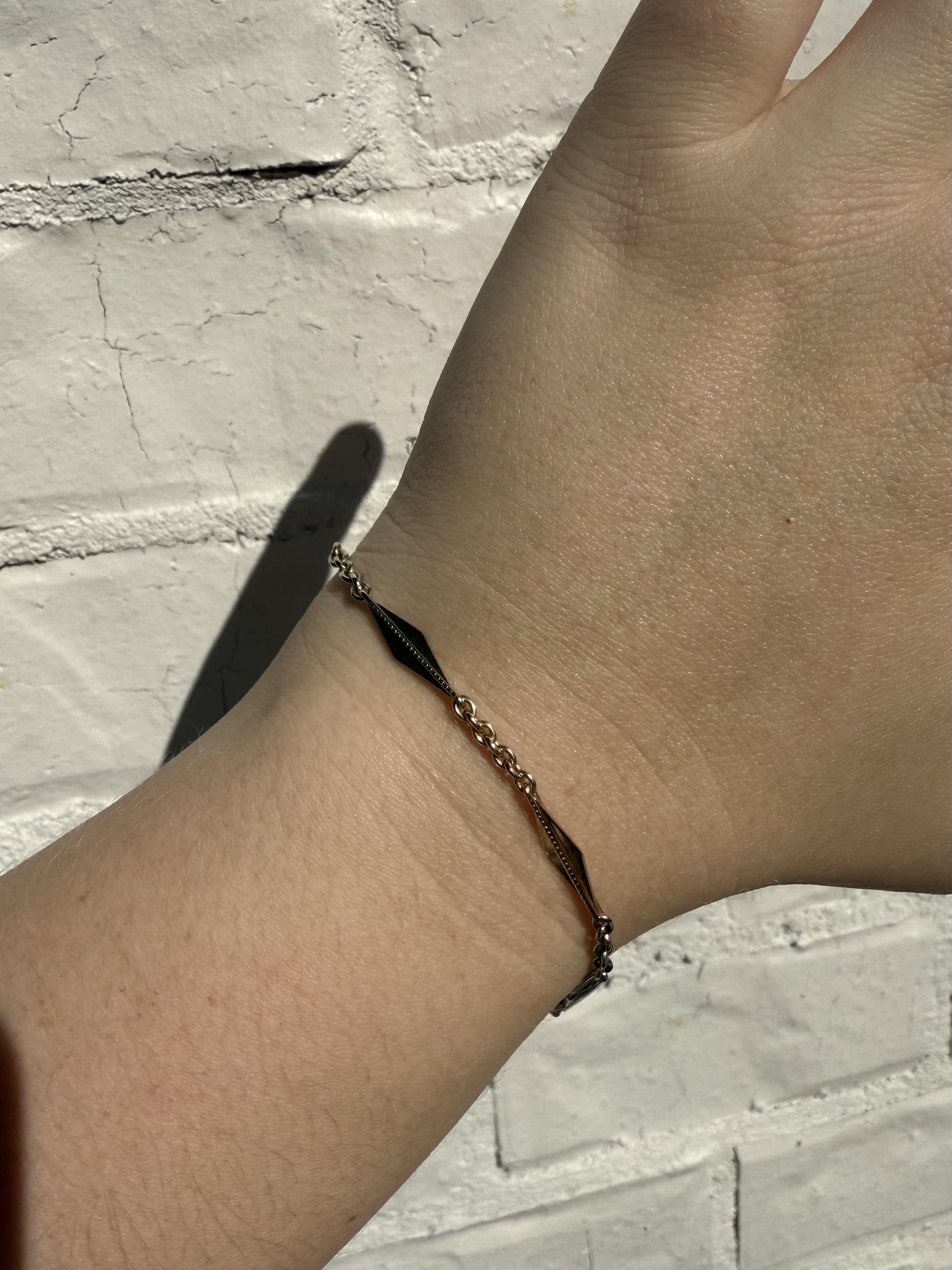 Wir lieben dieses Vintage-Kettenarmband!!
Wir haben eine kurze Taschenuhrkette in ein schönes Armband verwandelt.
Perfekt zum Stapeln und Tragen im Alltag.

Armbänder Details
MATERIAL: 14K Rose & Weißgold
Epoche: Art Deco 1920 - 1940
Gewicht: 7,0