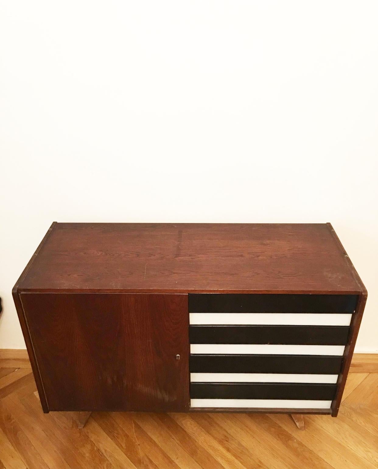 Original vintage chest of drawers with the drawers in black and white combination. Type U-458, manufactured in the 1960s by Interier Praha, designed by Jiri Jiroutek. Wooden construction, drawers are made of plastic, the coloured front part of the