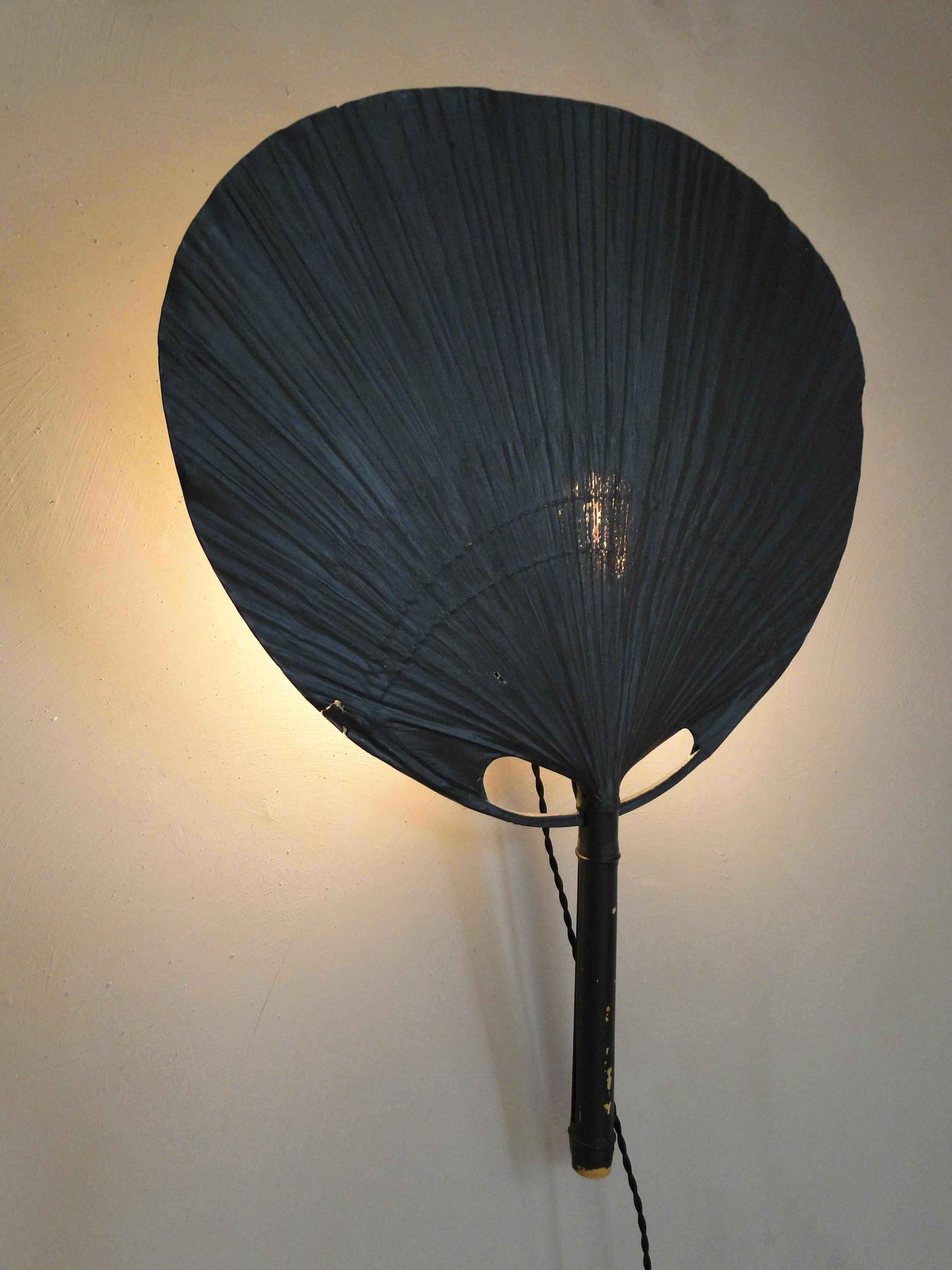 Uchiwa lamp were handcrafted from bamboo, wicker and Japanese rice paper.

Ingo Maurer's interest in paper for lampshades was linked to his interest in Japan.

From 1973 to 1975, he produced various lamps from traditional Japanese fans.

Uchiwa