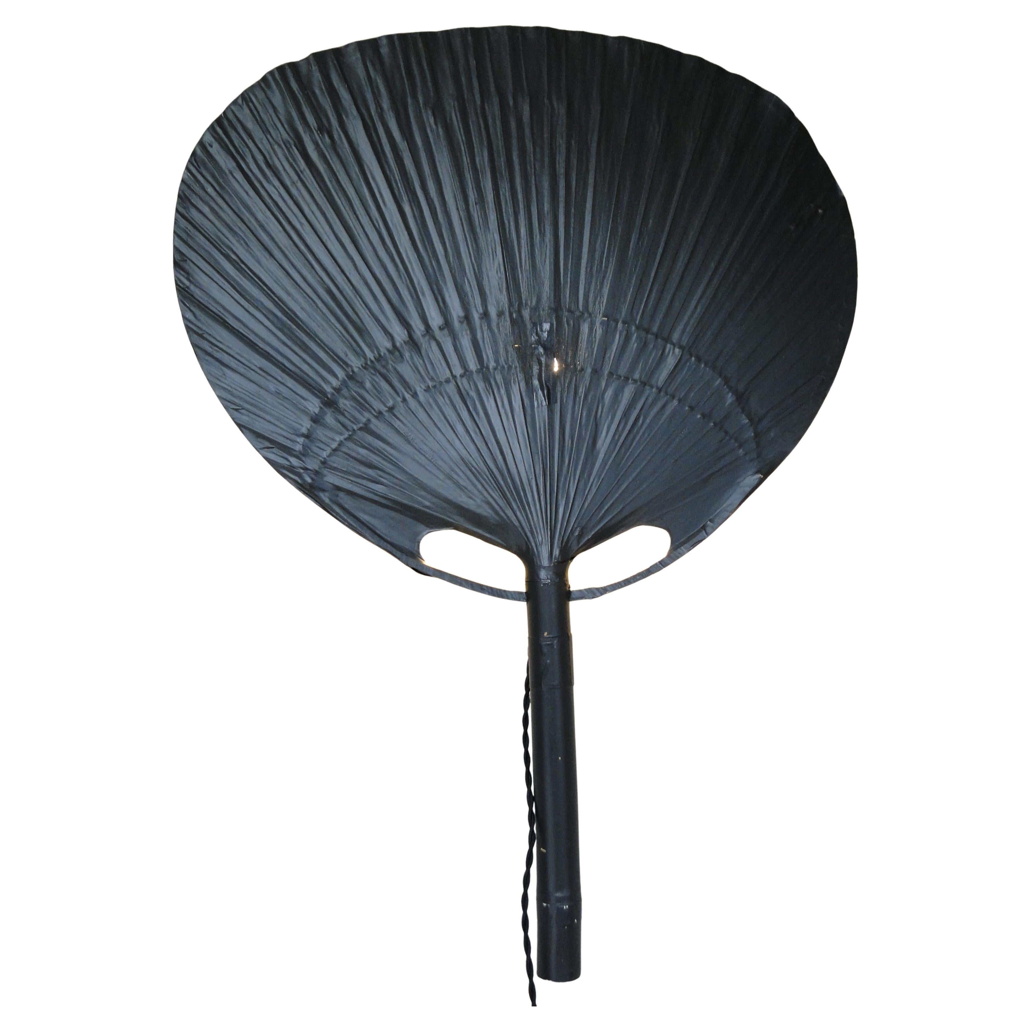 Uchiwa lamp were handcrafted from bamboo, wicker and Japanese rice paper.

Ingo Maurer's interest in paper for lampshades was linked to his interest in Japan.

From 1973 to 1975, he produced various lamps from traditional Japanese fans.

Uchiwa