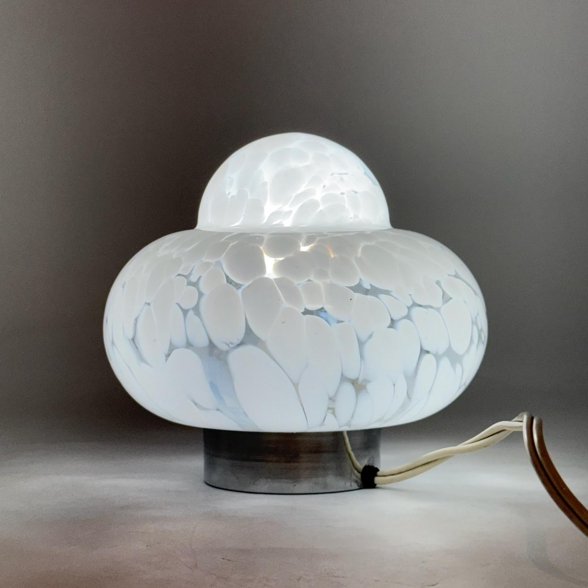 Lámparas vintage OVNI con tulipa de cristal soplado a mano Made in Italy Años 60 Era espacial en venta