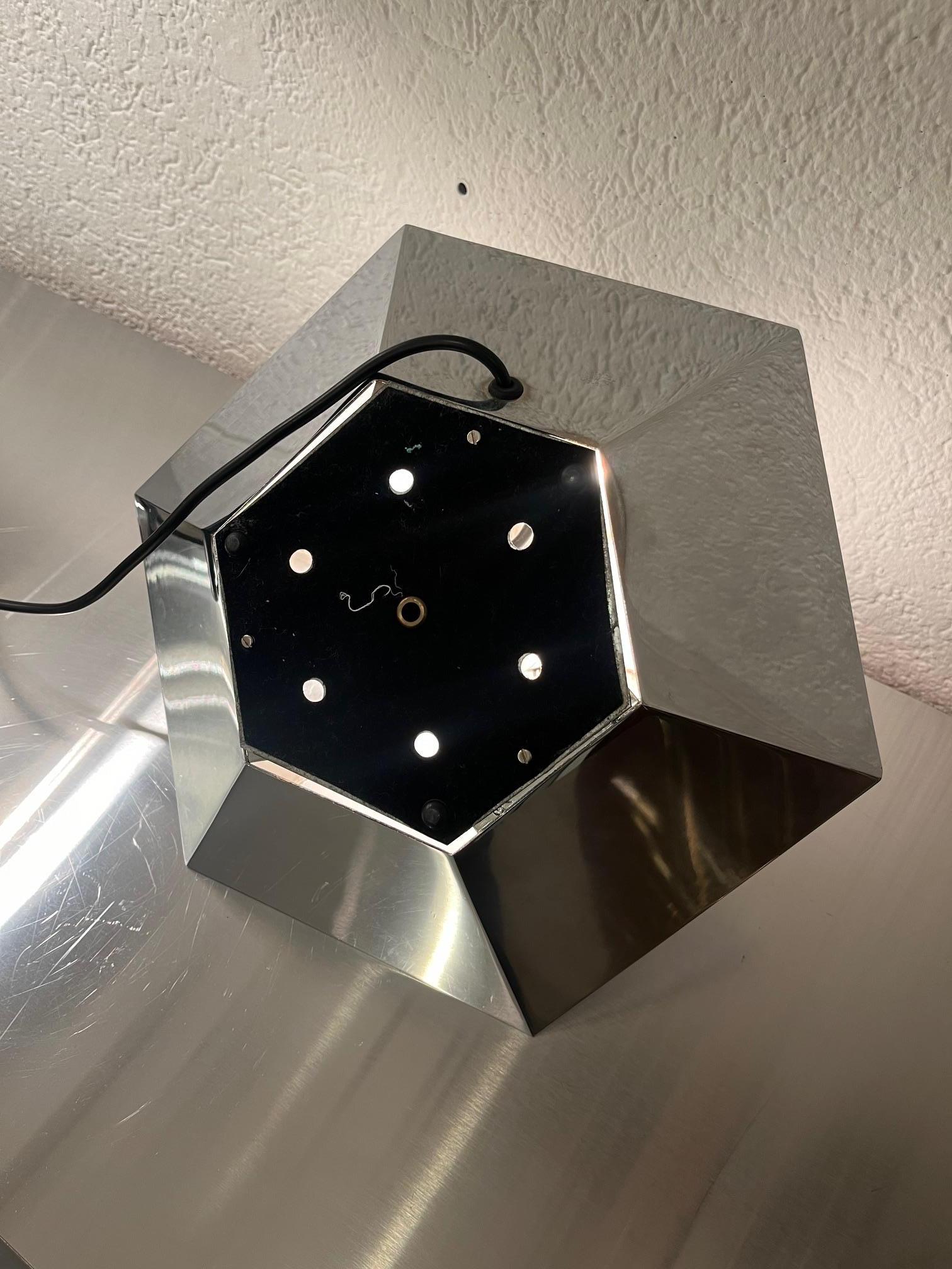 Lámpara de mesa vintage UFO Pyramid cromada producida por Banci Firenze Italia ca. 1970s en venta 4