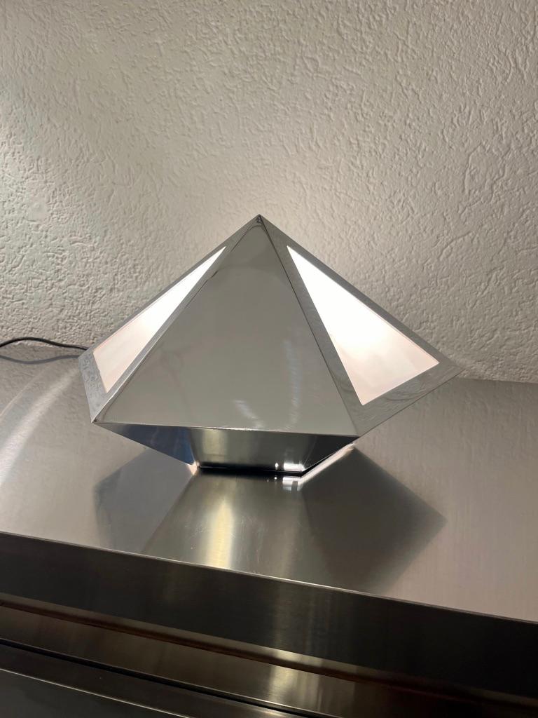 Lámpara de mesa vintage UFO Pyramid cromada producida por Banci Firenze Italia ca. 1970s Italiano en venta