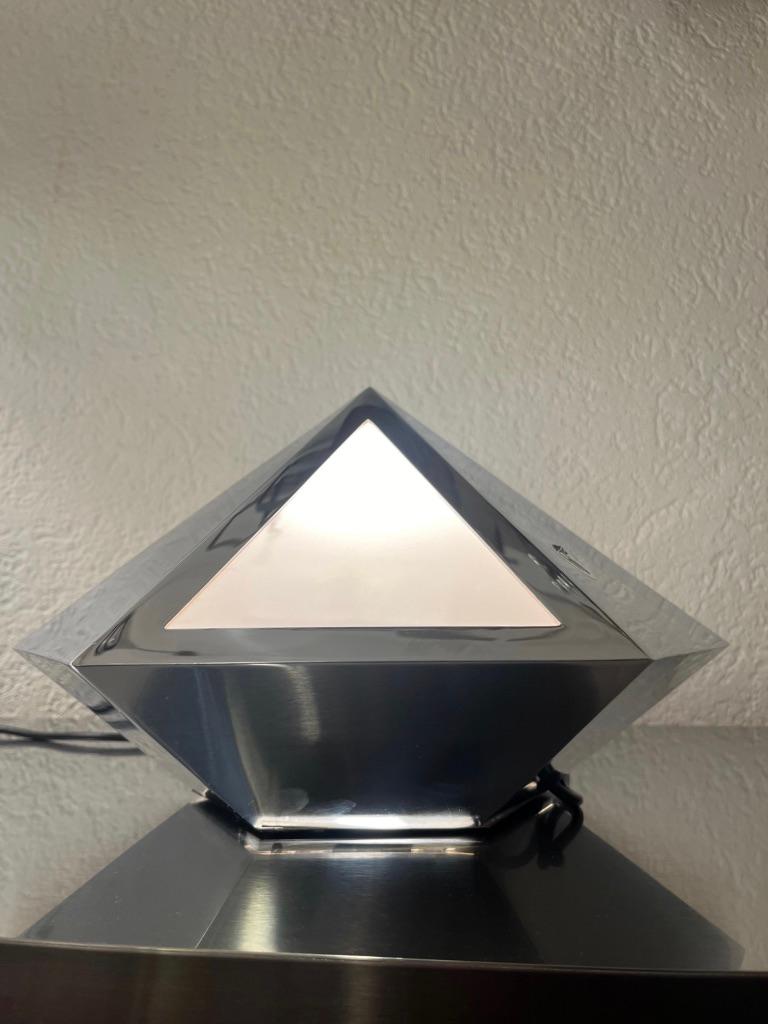 Lámpara de mesa vintage UFO Pyramid cromada producida por Banci Firenze Italia ca. 1970s en Bueno estado para la venta en Geneva, CH