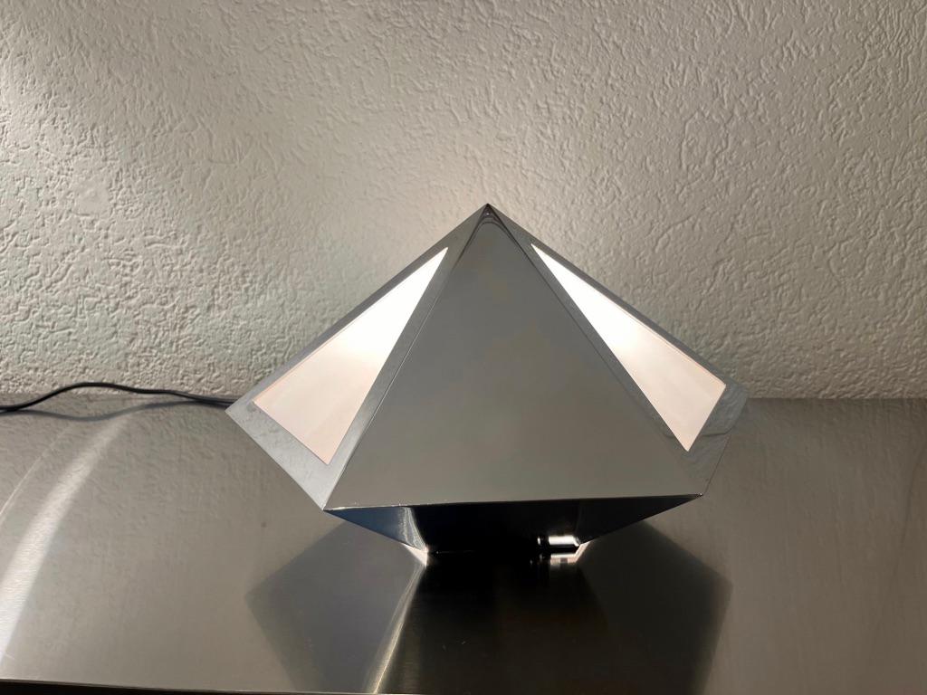 Lámpara de mesa vintage UFO Pyramid cromada producida por Banci Firenze Italia ca. 1970s finales del siglo XX en venta