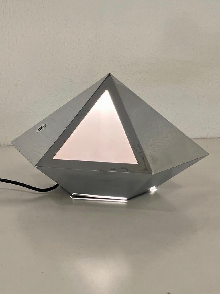Lámpara de mesa vintage UFO Pyramid cromada producida por Banci Firenze Italia ca. 1970s Cromo en venta