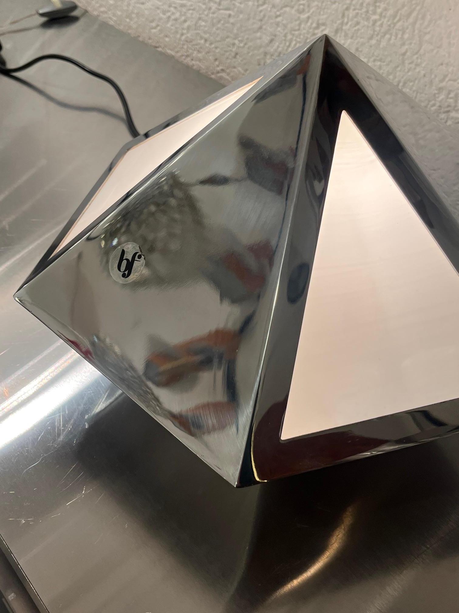 Lámpara de mesa vintage UFO Pyramid cromada producida por Banci Firenze Italia ca. 1970s en venta 2
