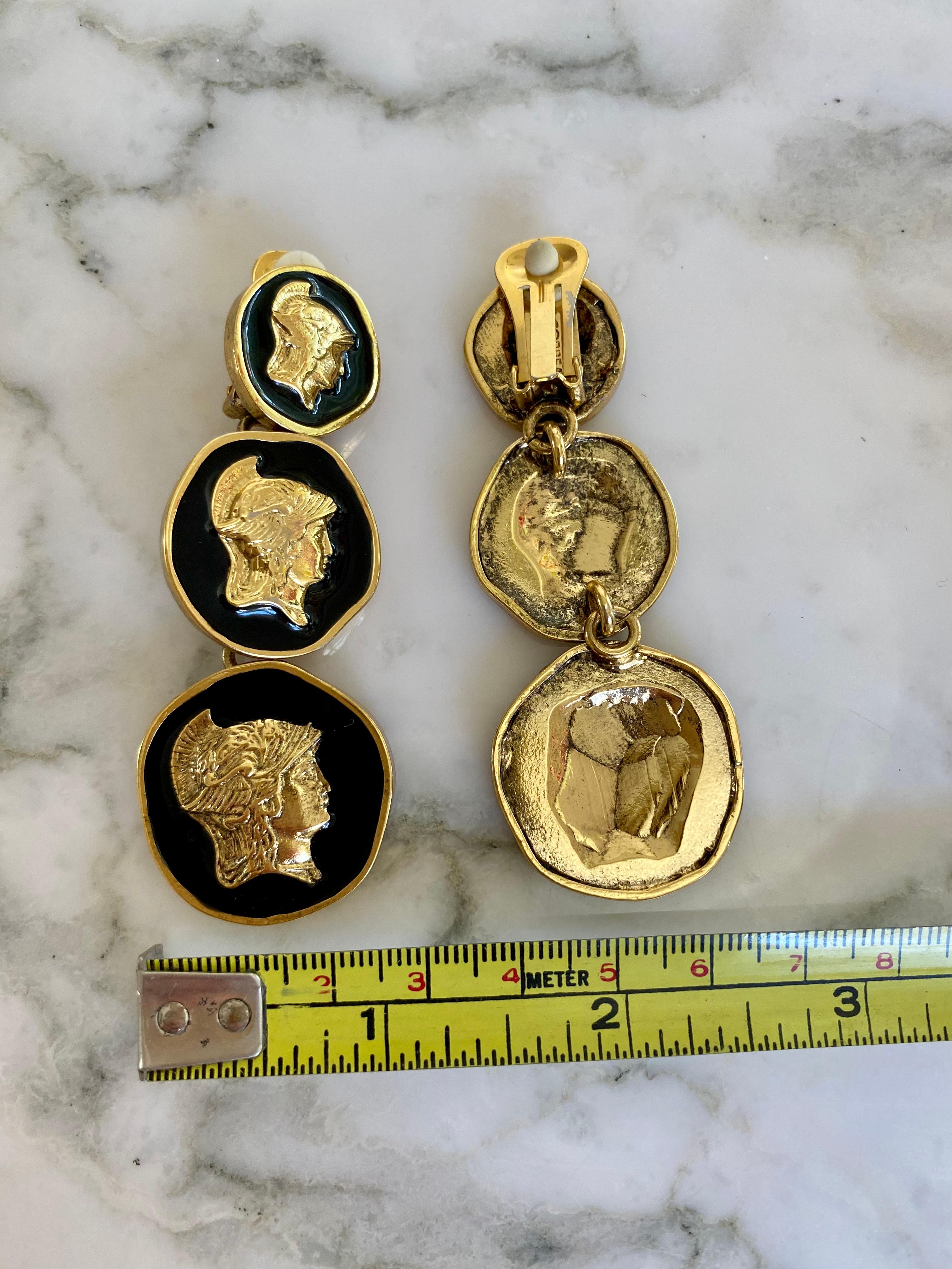 Vintage Ugo Correani Roman Medallion Clip Earring In Excellent Condition For Sale In Beverly Hills, CA