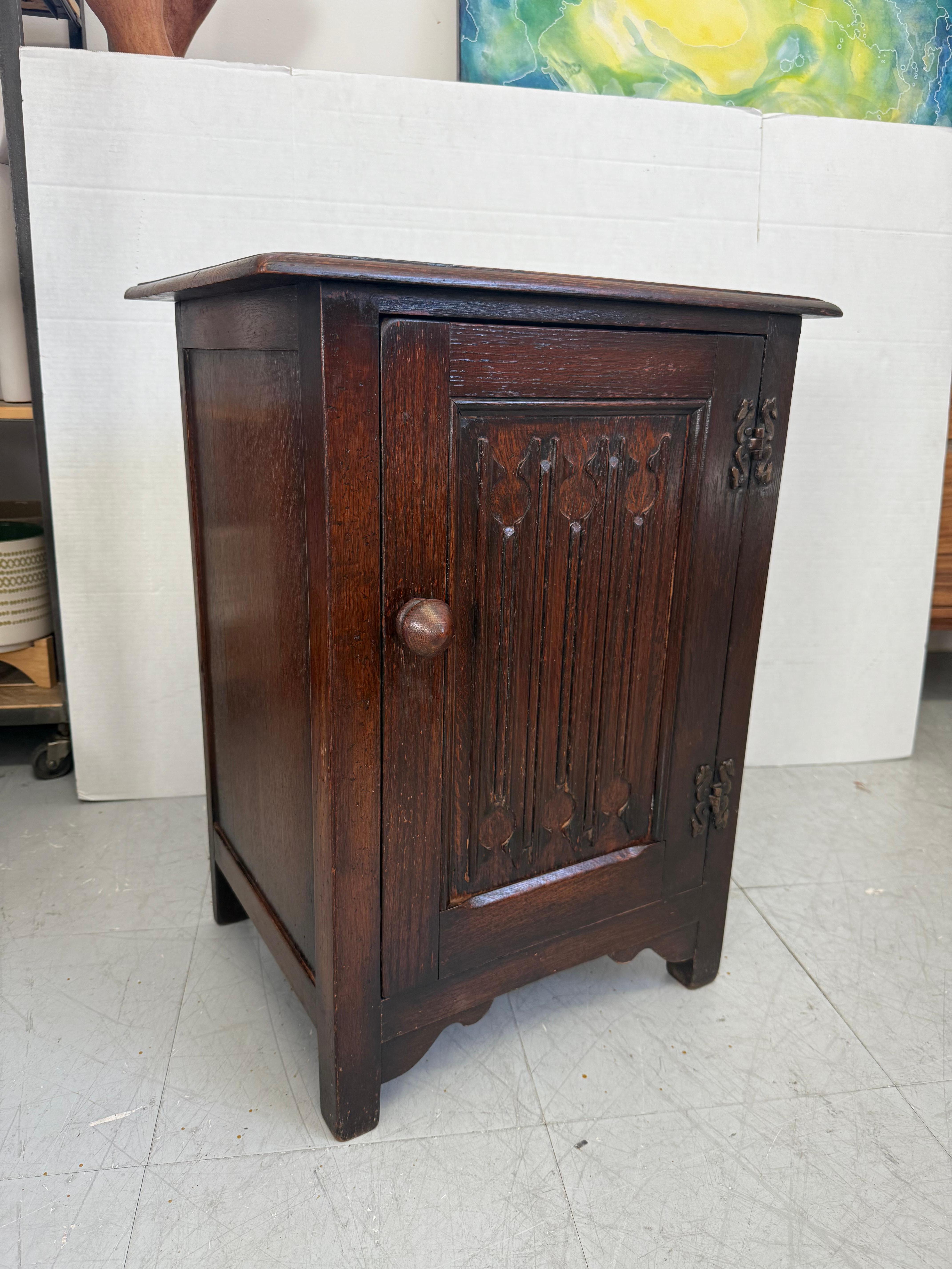 Mid-Century Modern Table d'appoint ou meuble d'appoint vintage importé du Royaume-Uni avec influences galloises en vente