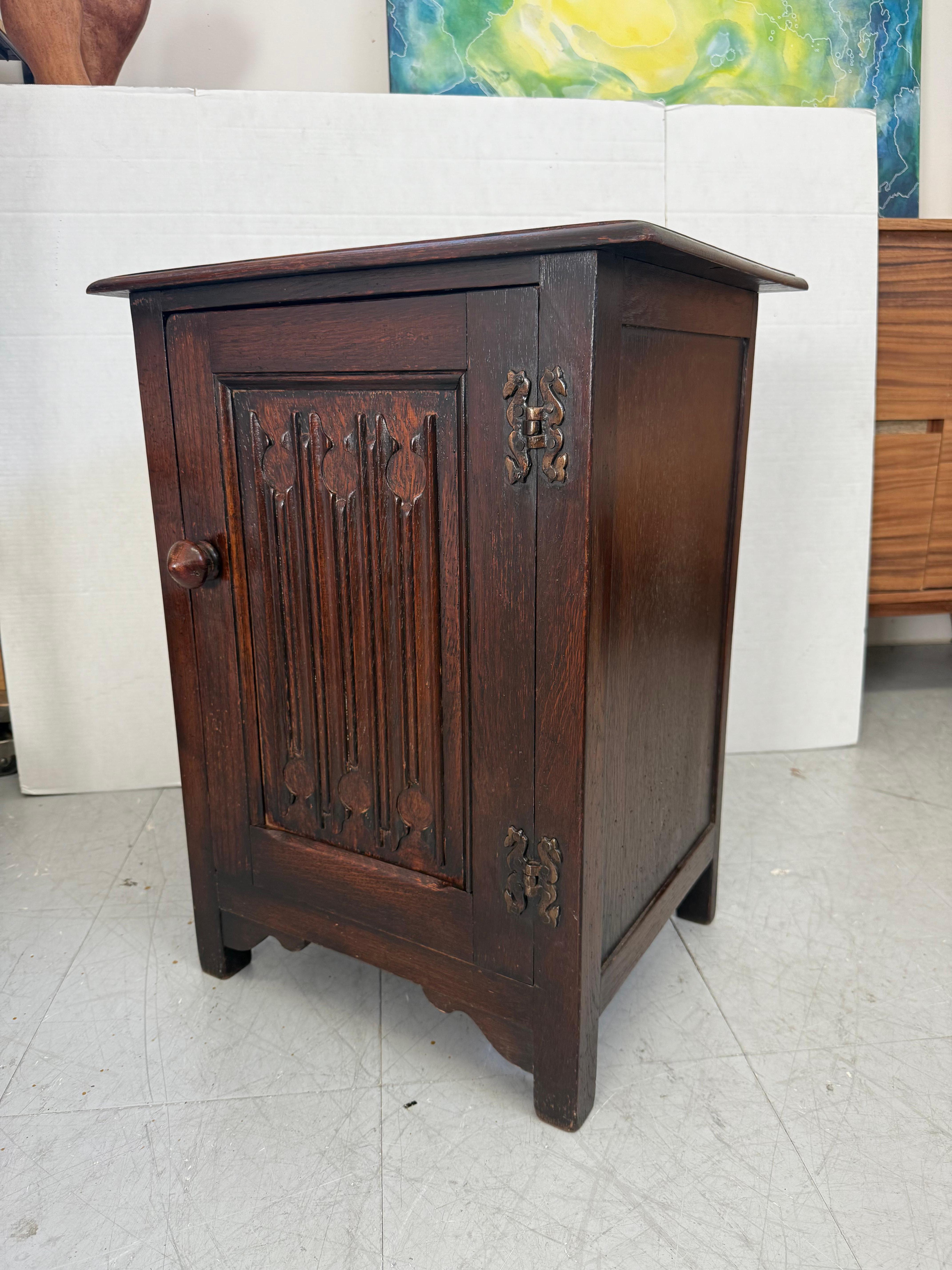 Table d'appoint ou meuble d'appoint vintage importé du Royaume-Uni avec influences galloises Bon état - En vente à Seattle, WA