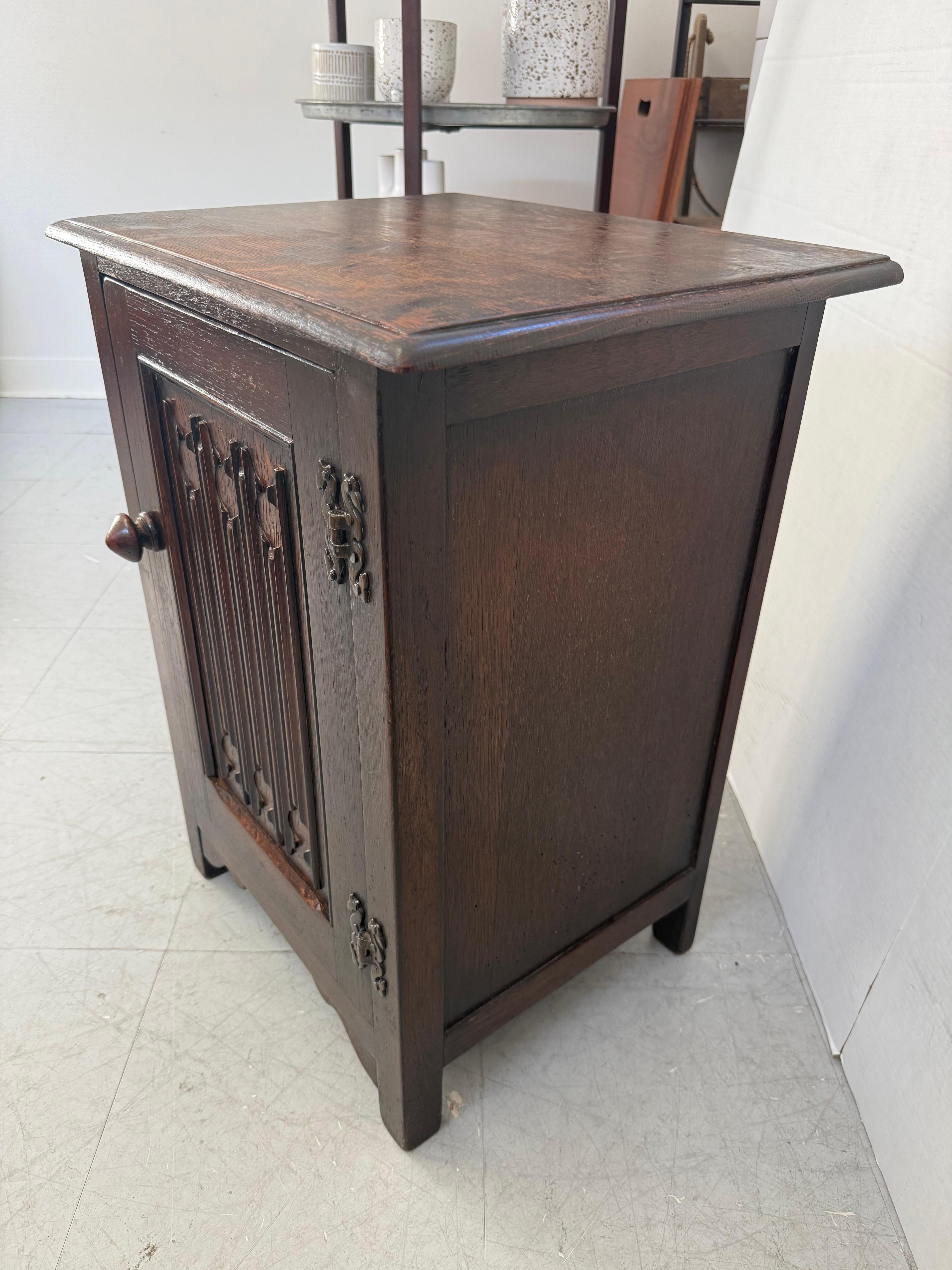 Fin du 20e siècle Table d'appoint ou meuble d'appoint vintage importé du Royaume-Uni avec influences galloises en vente